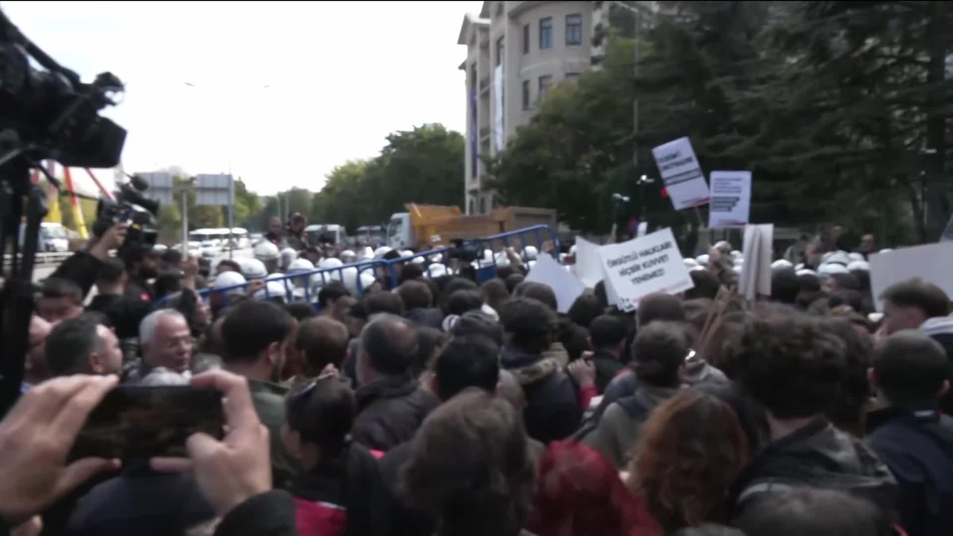 10 Ekim Ankara Gar Katliamı'nın 10. yılı... Anmanın ardından Adliye'ye yürüyüşe izin vermeyen polisin biber gazlı müdahalesine oturma eylemiyle protesto