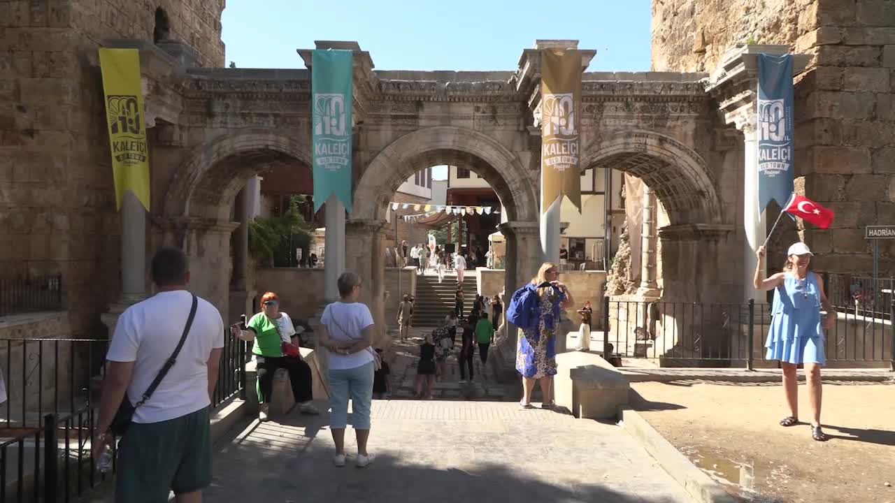Kaleiçi sokaklarında renkli kortej geçişi