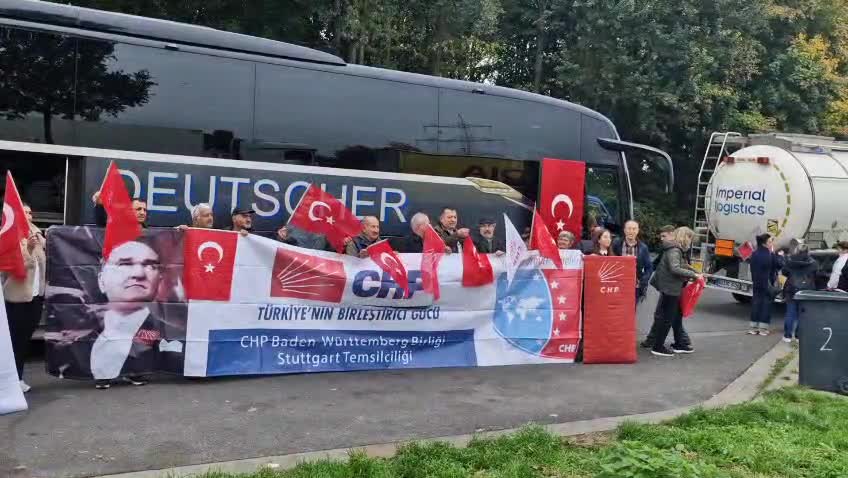 CHP’nin “Millet İradesine Sahip Çıkıyoruz” mitingi Brüksel’de... Avrupa’nın dört bir yanından yurttaşlar Place Jean Rey Meydanı’nda buluşuyor