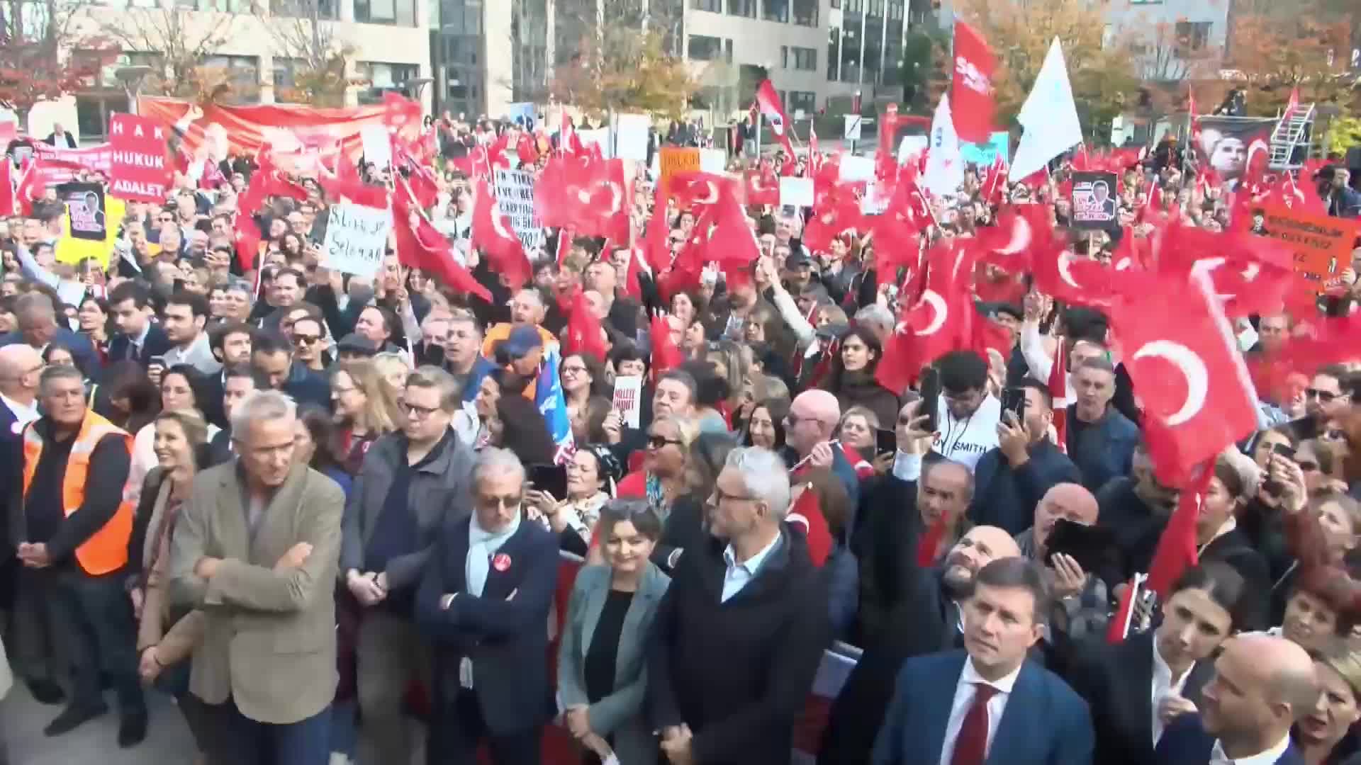 CHP'nin Brüksel mitingi... Özgür Özel: " Yoksulluğu yönetmeye değil, yok etmeye ant içtiğimiz için bu saldırı altındayız"