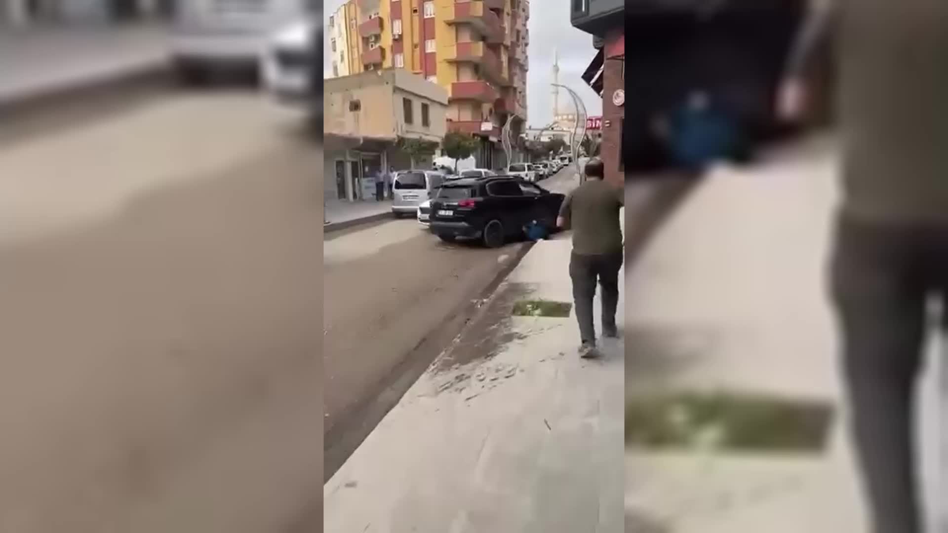 Silopi’de bir sürücü trafikte tartıştığı kişinin üzerine aracını sürdü, iki araç arasında sıkışan şahıs yaralandı