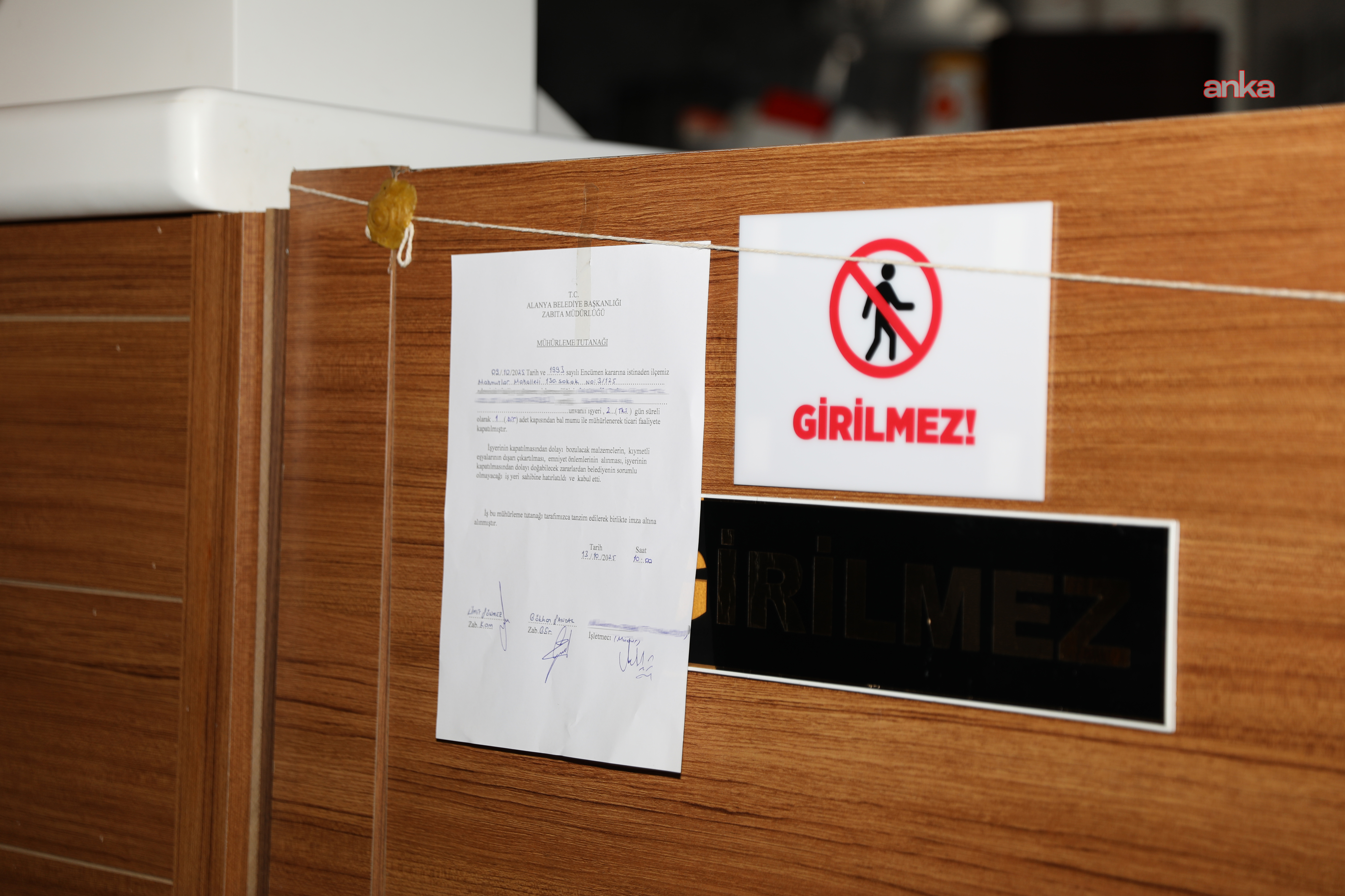 Alanya Belediyesi, tarihi geçmiş gıda satan restoranı mühürledi