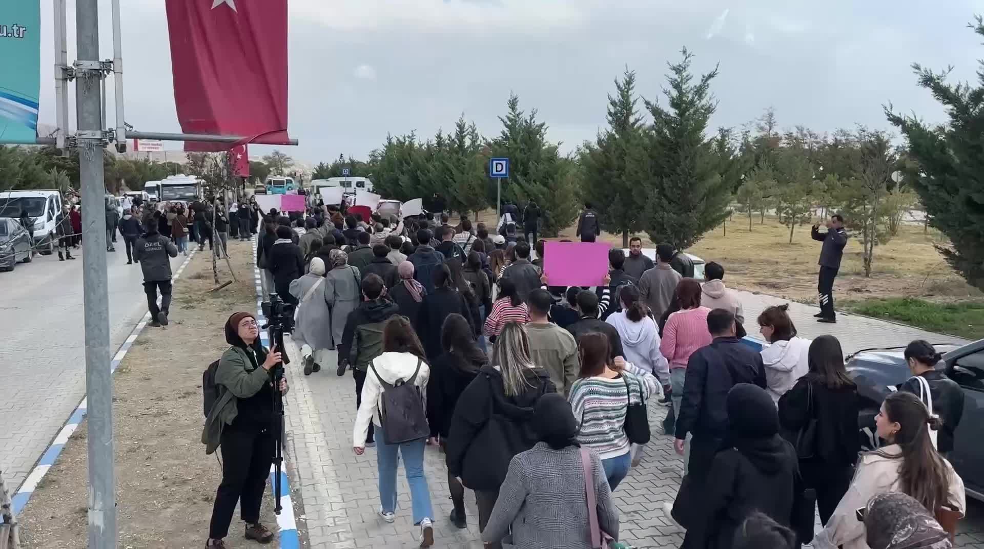 Van Kadın Platformu'ndan ATK önünde Rojin Kabaiş protestosu