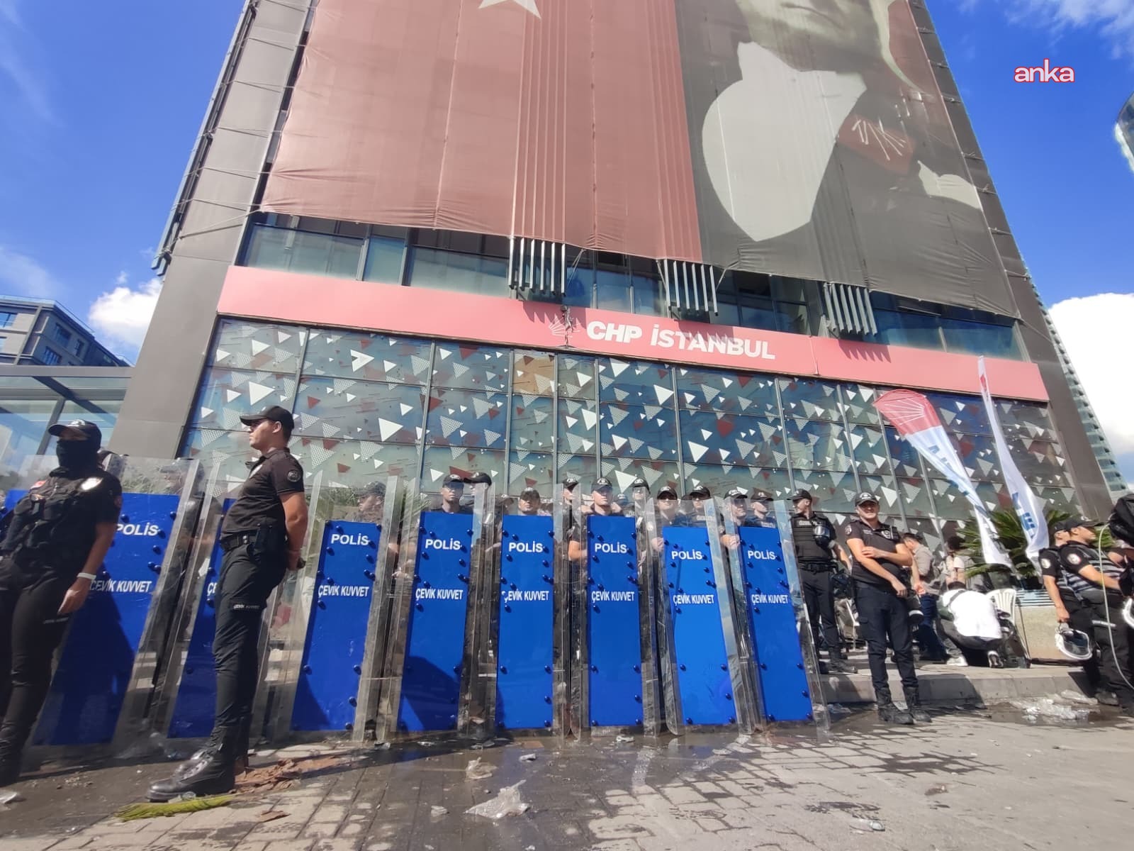 Aralarında gazeteci Fatoş Erdoğan’ın da bulunduğu 20 kişiye 5 yıla kadar hapis istemiyle dava… Tweetler, paylaşımlar suç unsuru olarak iddianameye girdi