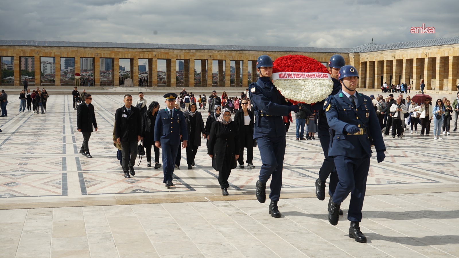 Milli Yol Partisi Kadın Kolları'ndan Anıtkabir'e ziyaret