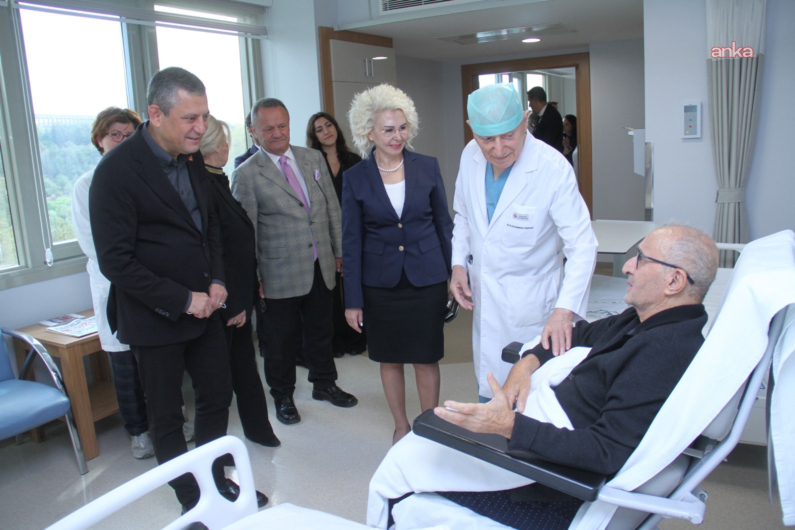 Özgür Özel, önceki dönem CHP Genel Başkanı Hikmet Çetin'i tedavi gördüğü hastanede ziyaret etti