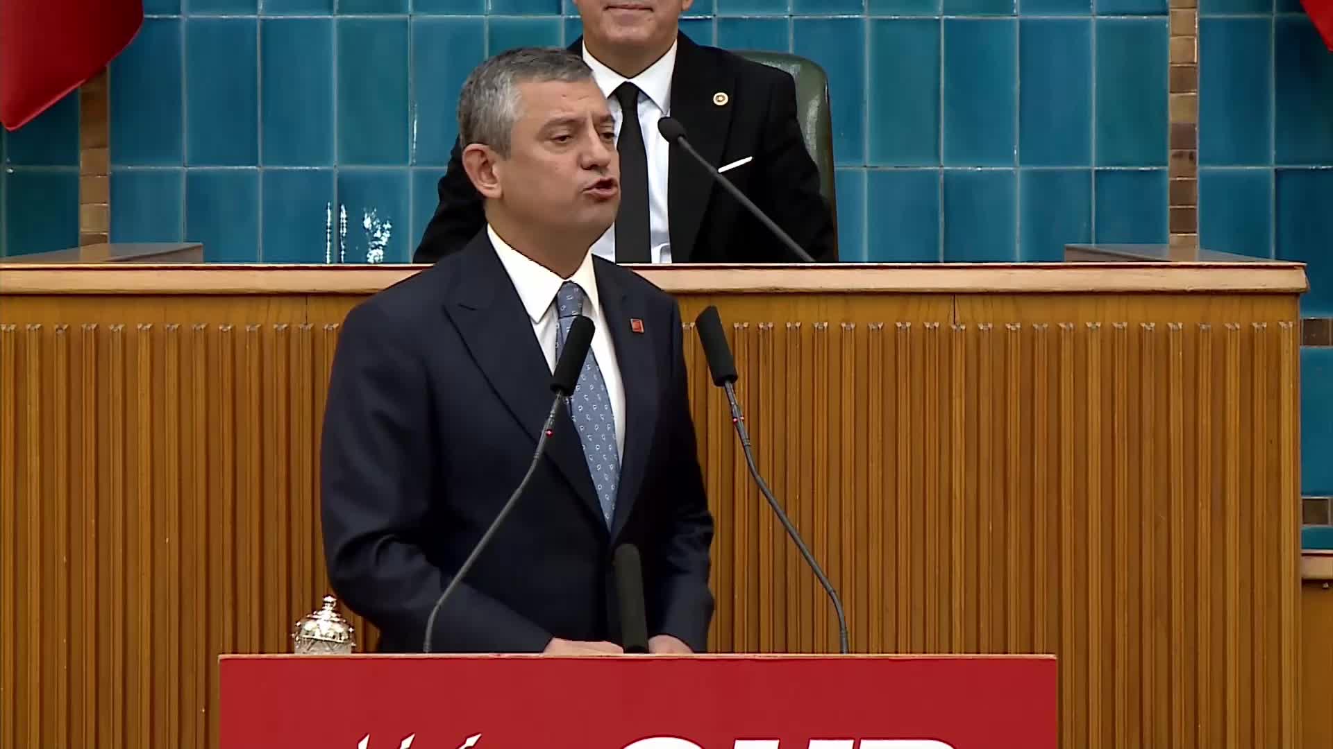 CHP Grup Toplantısı... Özgür Özel: "Biz yas eviyiz, 67 bin tane cenaze var orada, siz İsrail'in düğün evinin tefçisi gibi davranıyorsunuz"