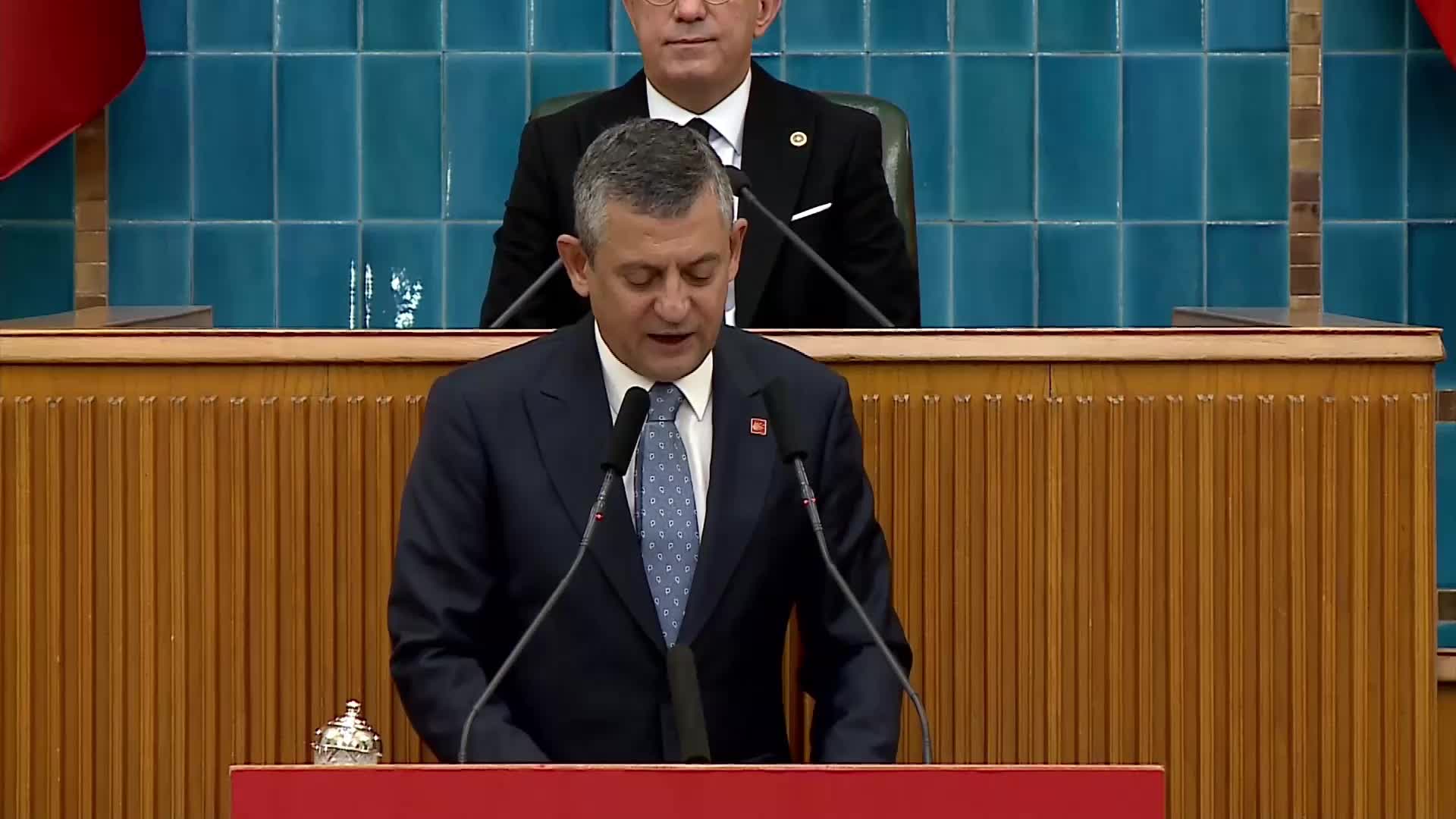 CHP Grup Toplantısı... Özgür Özel: "Yoksulun cebine atılan o eli oradan çekeceğiz, kırıp atacağız; o şefkatli eli milletin sırtına, sırtına dayayacağız"