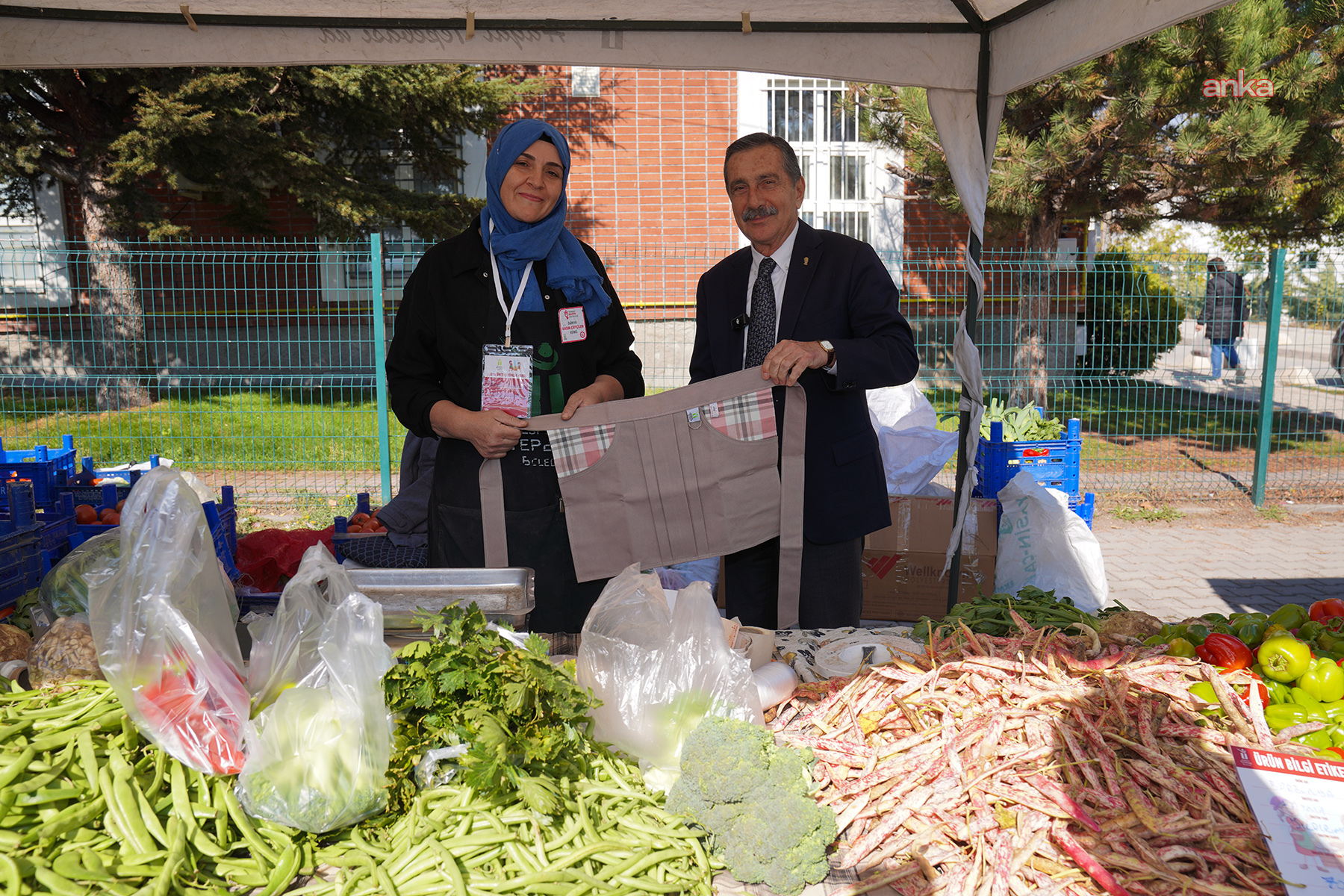 Tepebaşı Belediye Başkanı Ataç, Kadın Üretici Ürün Satış Noktası'nı ziyaret etti