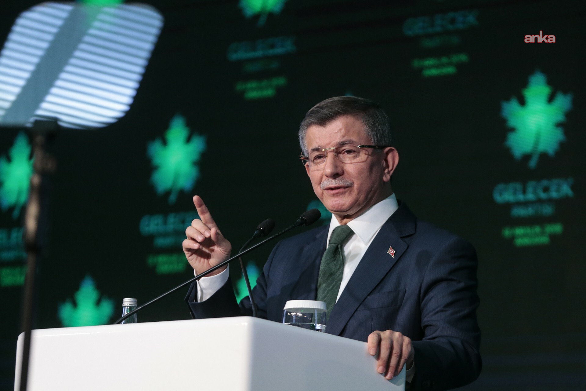 Davutoğlu, İngiltere'de konferans ve toplantılara katılacak