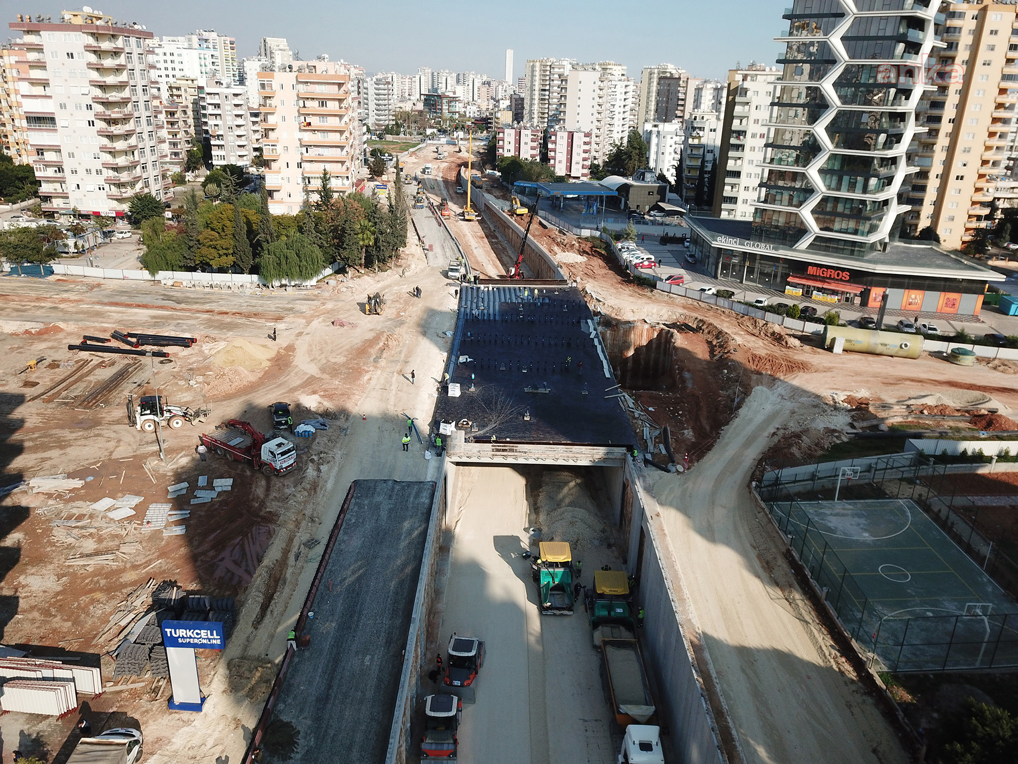 MERSİN BÜYÜKŞEHİR'İN KATLI KAVŞAK PROJESİ’NDE SICAK ASFALT DÖKÜMÜNE BAŞLANDI