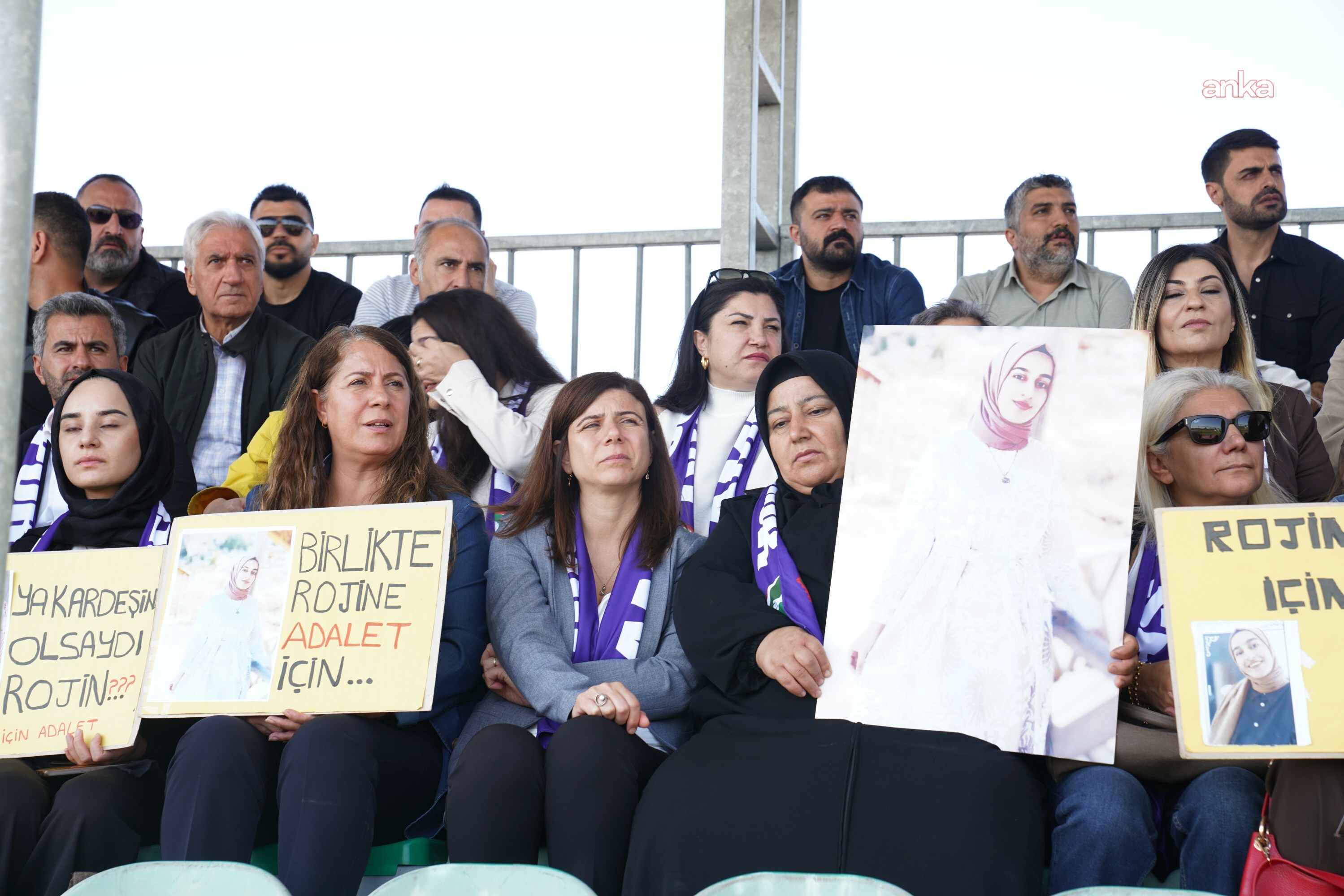 Diyarbakır’da Amedspor Kadın Futbol Takımı'nın maçında tribünlerde Rojin Kabaiş için adalet çağrısı
