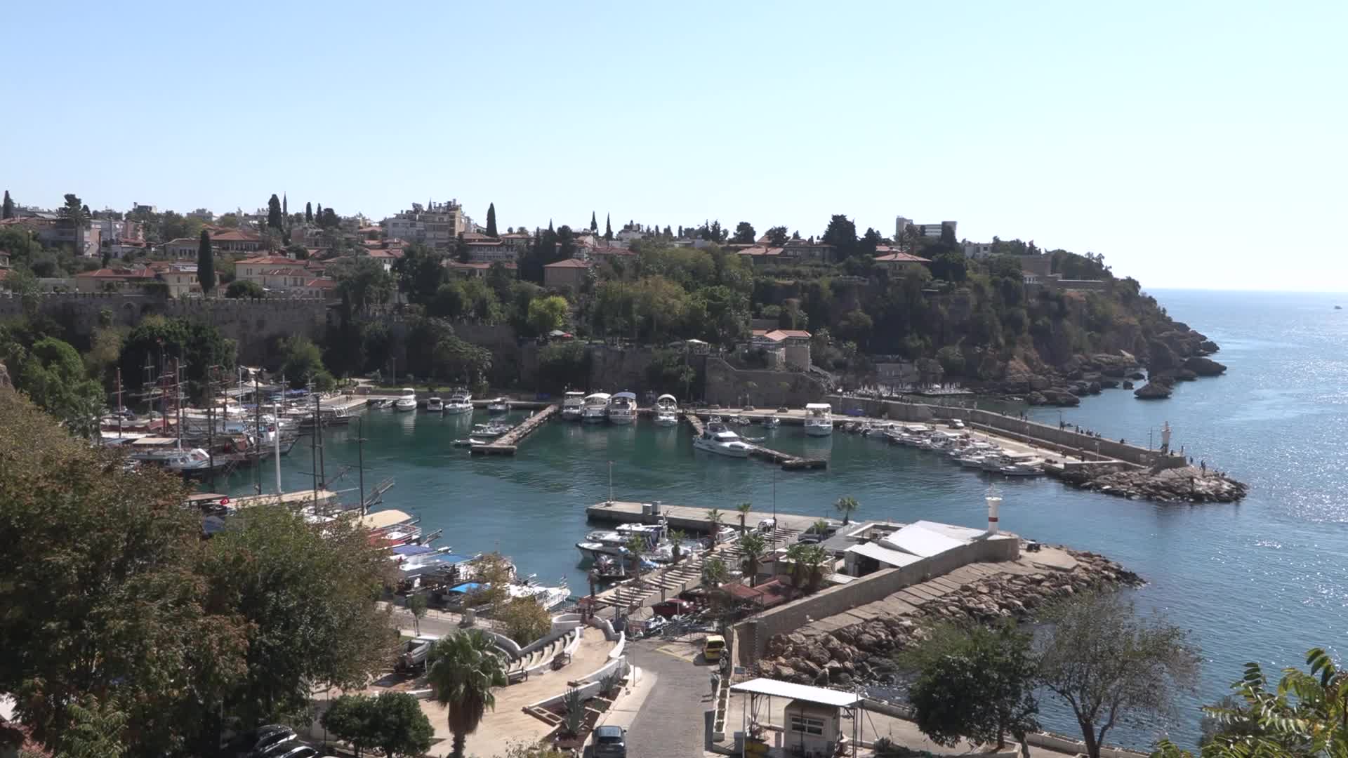 Muratpaşa Belediyesi'nden Kaleiçi Yat Limanı’nda deniz dibi temizliği