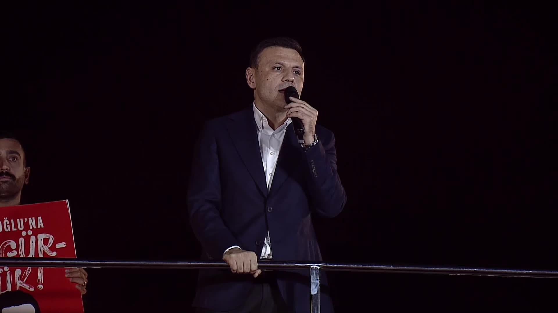 CHP'nin Sarıyer Mitingi... Özgür Özel: Milleti iktidarımızın ilk 100 gününde AK Parti'nin kara düzeninden kurtaracağız