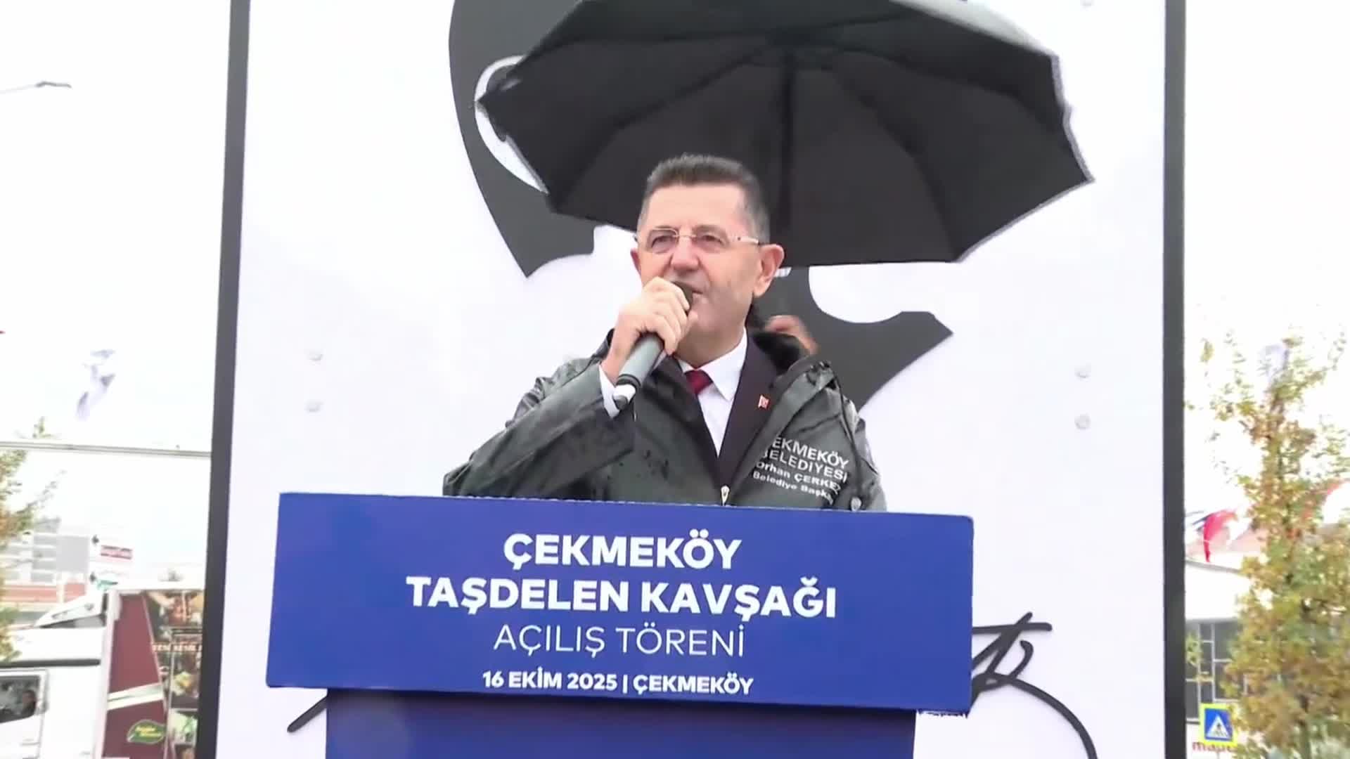 Yağmur altında kavşak açılışında konuşan Nuri Aslan: “Ekrem Başkanımız ne vizyon çizmişse ne söz vermişse İstanbul'a, tamamını öyle de böyle de gerçekleştireceğiz. Asla pes etmeyeceğiz"