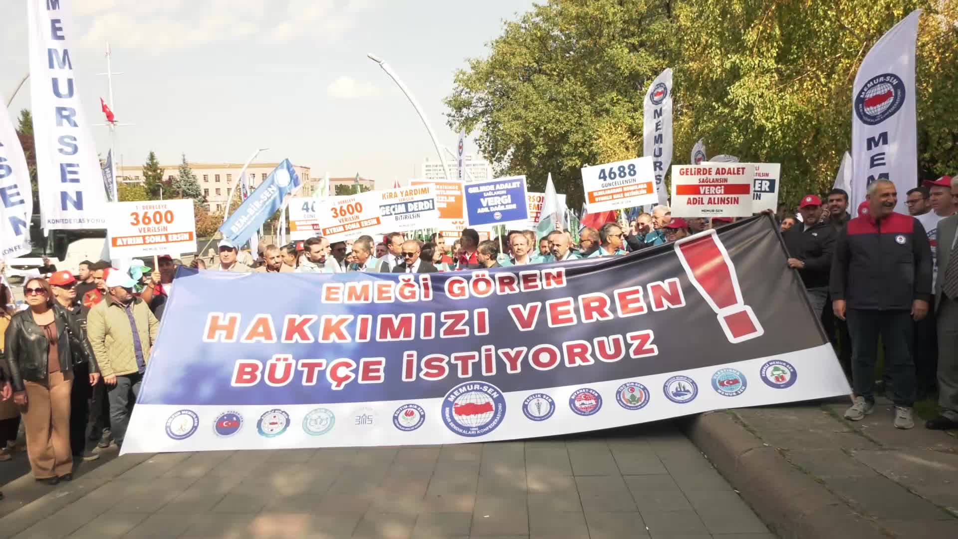 Memur-Sen üyeleri "emeği gören bütçe" talebi için TBMM önünde... Ali Yalçın: “Memurun bütçesi görülmedi, bütçede memuru görün”