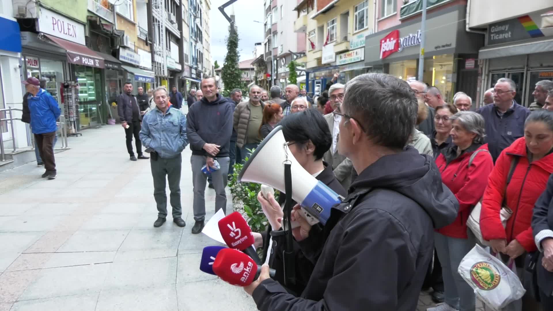 Eğitim Sen, Tirebolu'da bir öğretmenin boşandığı eşi tarafından saldırıya uğramasını protesto etti