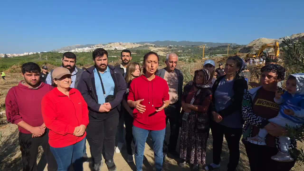 Hatay'da TOKİ için kamulaştırılan Kurtderesi’nde kalan ağaçlar da kesildi, mahalle sakinleri tepkili: "Depremle baş ettik, bugün burada çok çaresiziz"