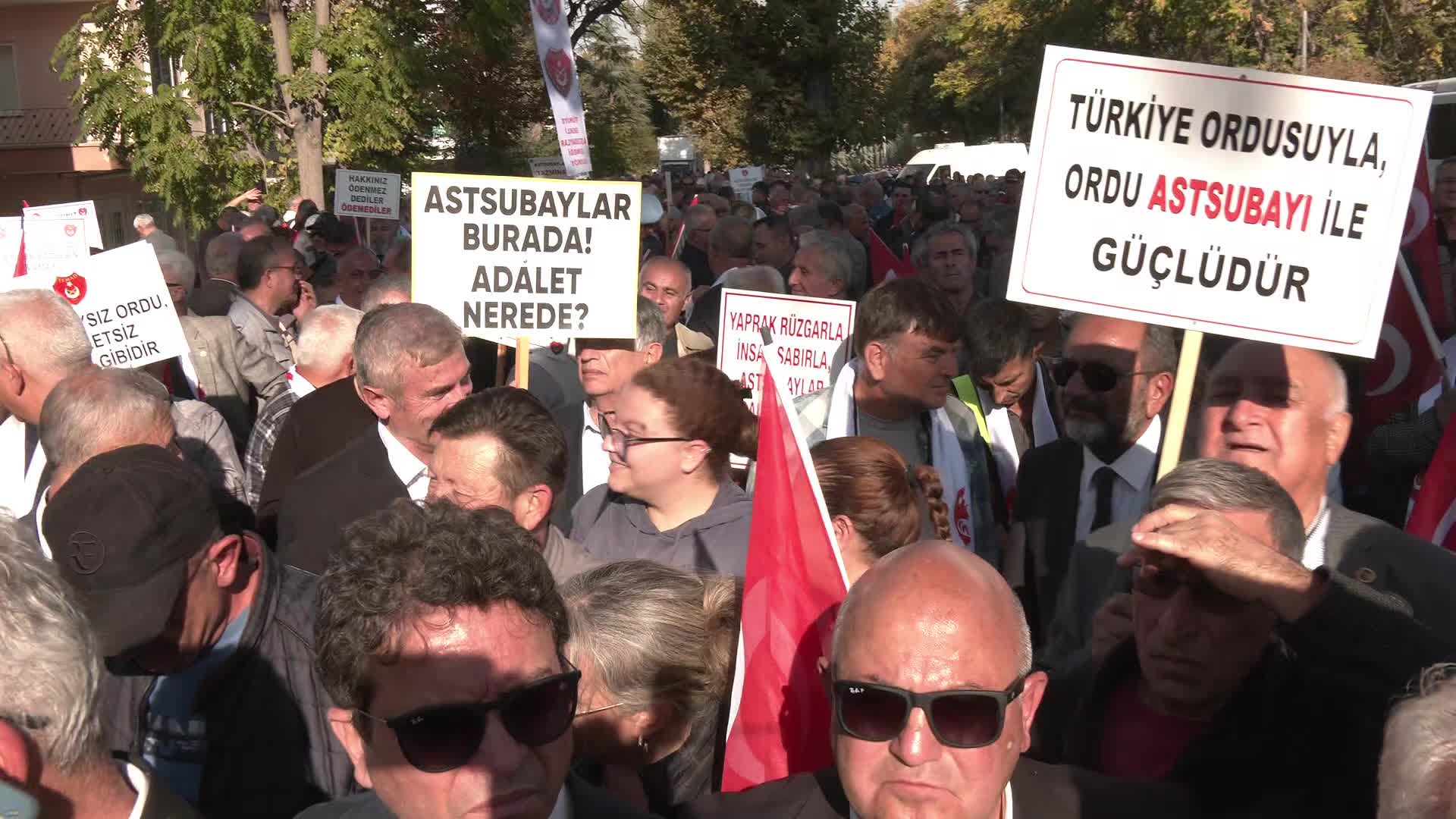 Türkiye Emekli Astsubaylar Derneği üyelerinin Hazine ve Maliye Bakanlığı önüne yürüyüşüne polis engeli