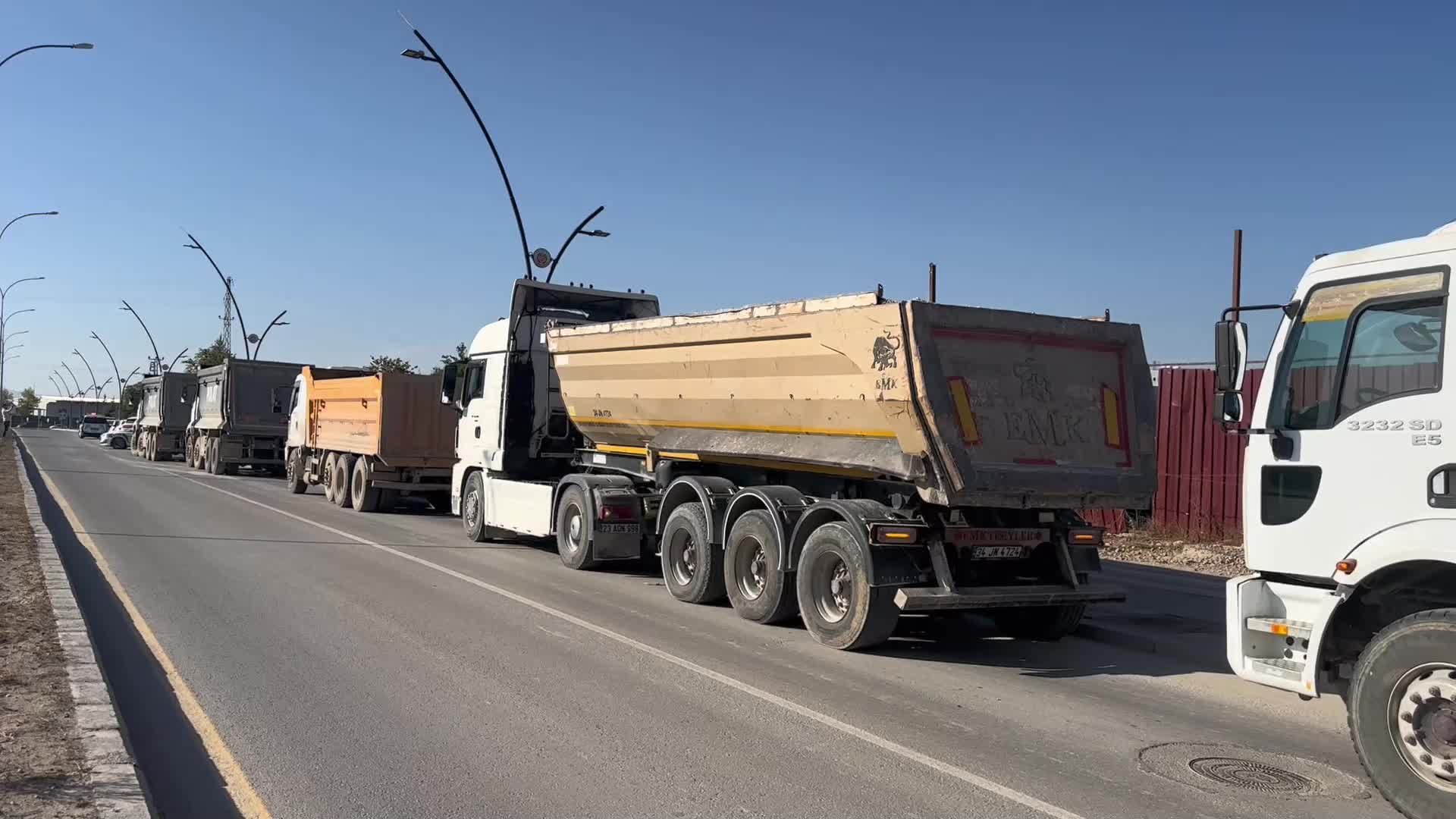 Malatya’da hafriyat kamyonu sürücülerinden 'haksız ceza' eylemi: "Her gün ceza yiyoruz, artık usandık"
