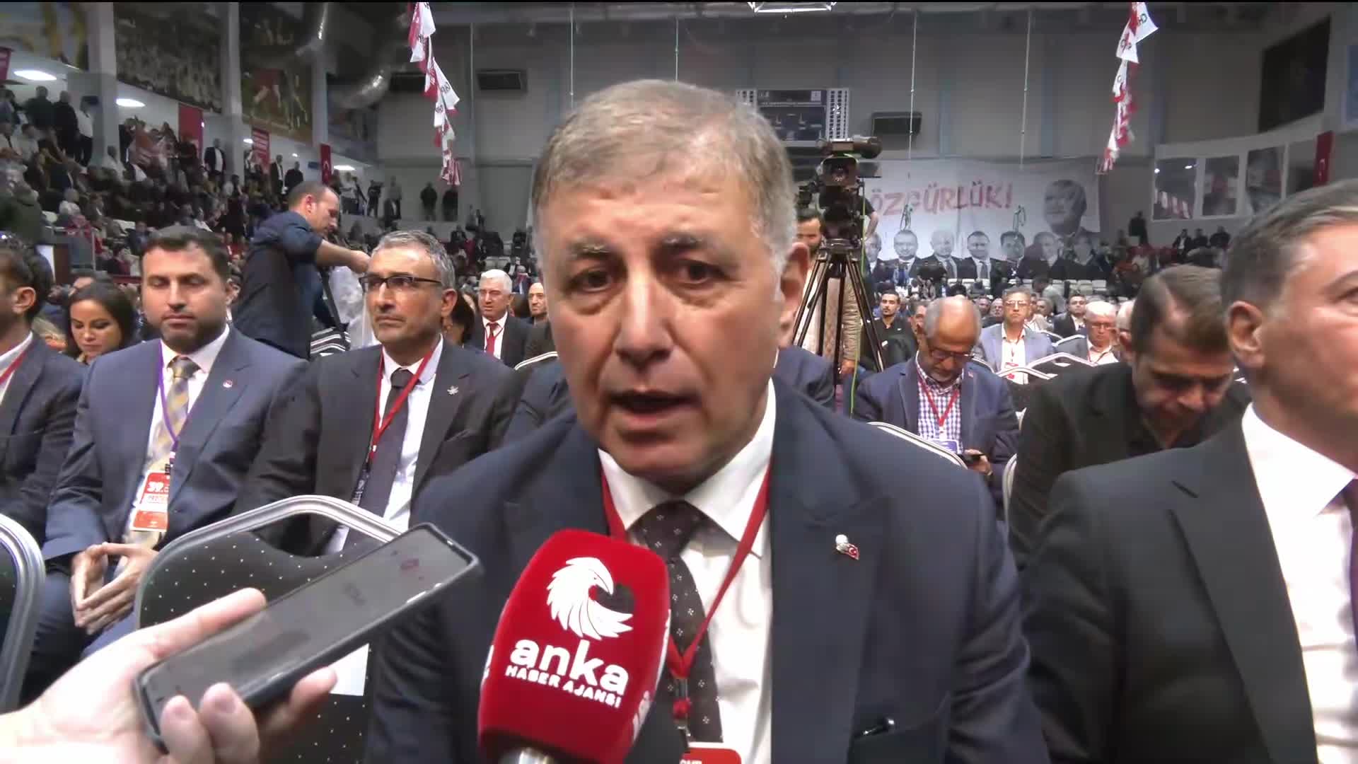 39'uncu CHP İzmir Olağan İl Kongresi… İzmir Büyükşehir Belediye Başkanı Cemil Tugay: Burada bir bayram yaşıyoruz