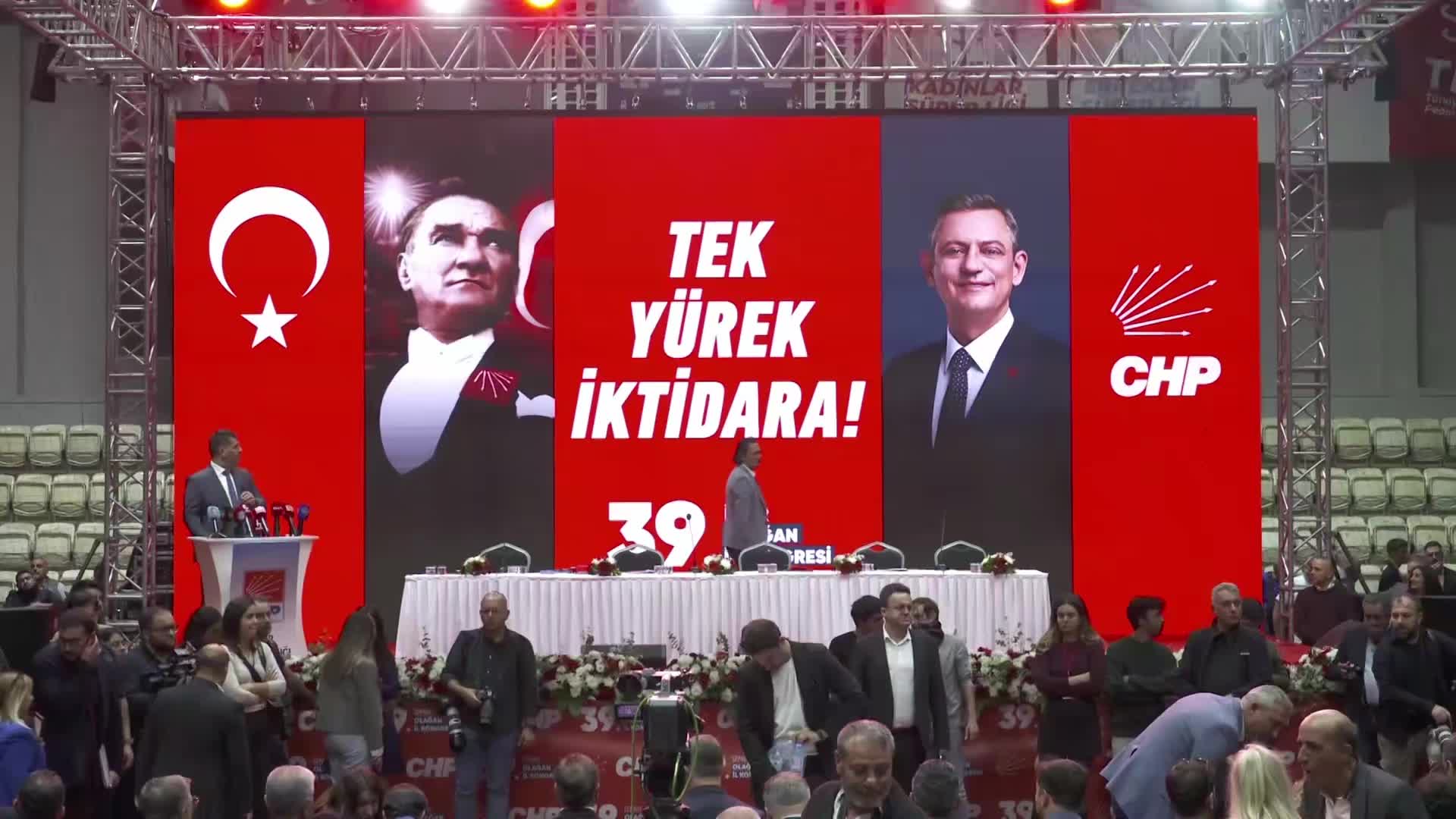 İzmir’de 39. Olağan İl Kongresi... CHP Grup Başkanvekili Emir: Bu iktidar yürüyüşünü hep birlikte yapacağız