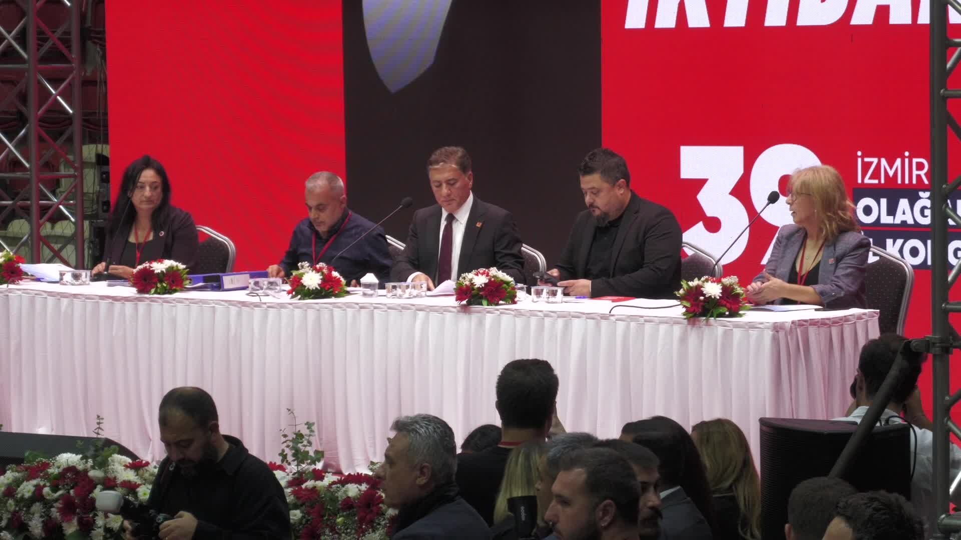 CHP 39. İzmir Olağan İl Kongresi... Kongrenin blok listeyle yapılmasına oy çokluğuyla karar verildi