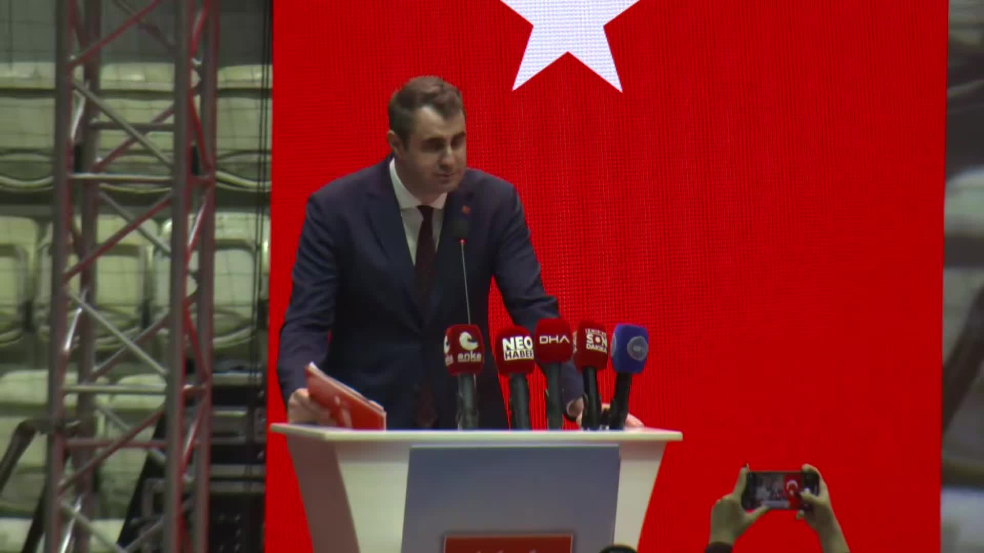 CHP İzmir İl Kongresi’nde Çağatay Güç konuşmasının ardından yere yığıldı