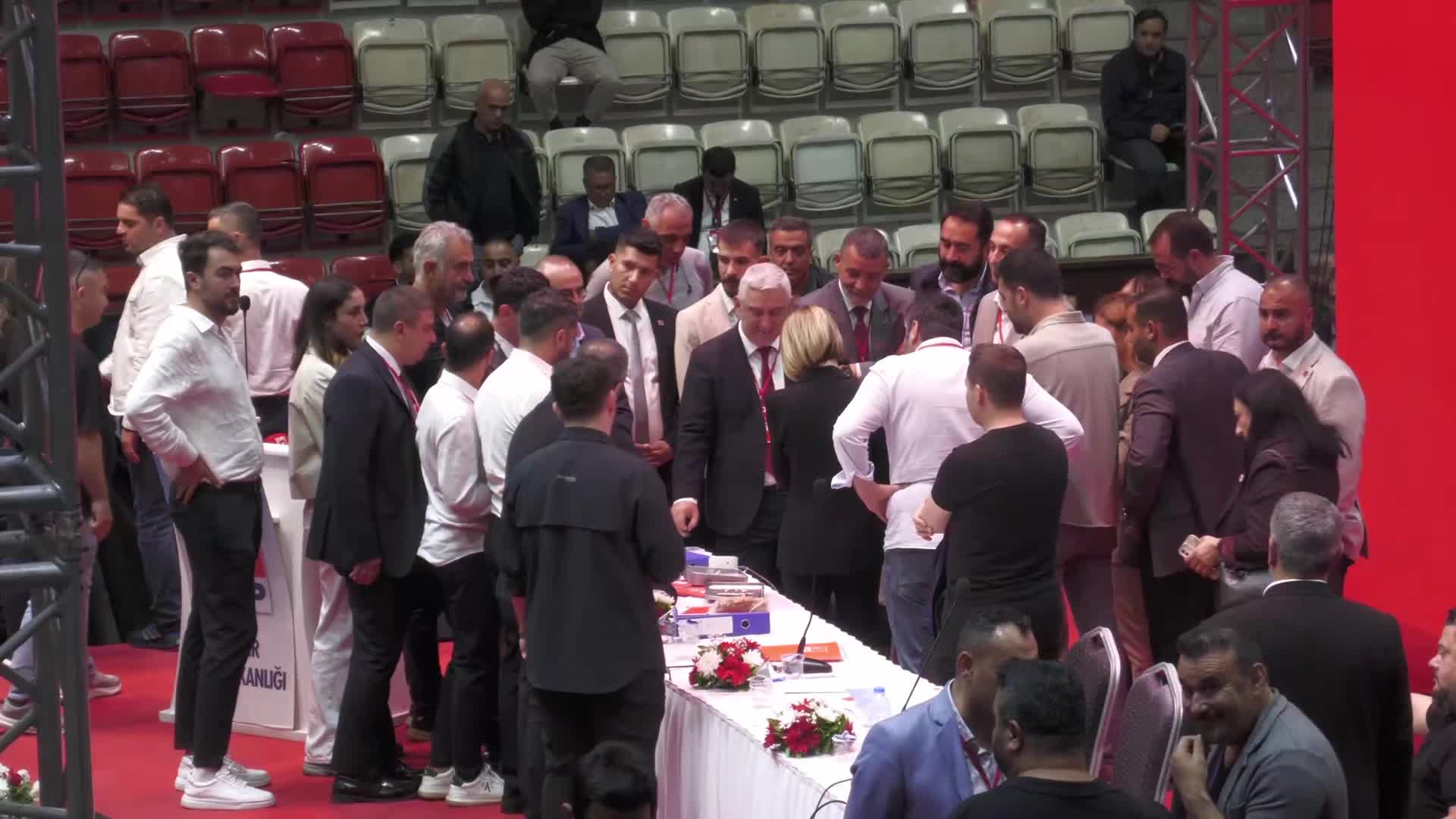 CHP İzmir İl Kongresi’nde konuşmasının ardından yere yığılan Çağatay Güç: Hep beraber çalışacağız, hep beraber başaracağız