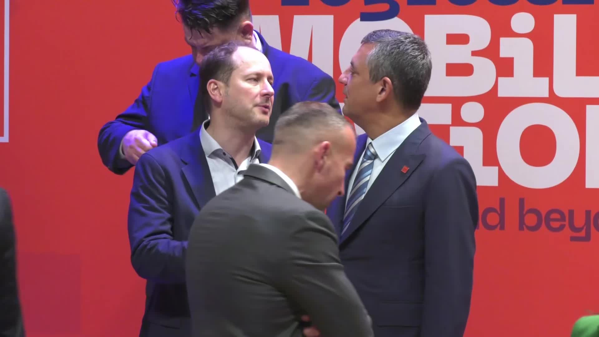 Özgür Özel Amsterdam’da PES kongresi sonrası düzenlenen liderler yemeğine katıldı