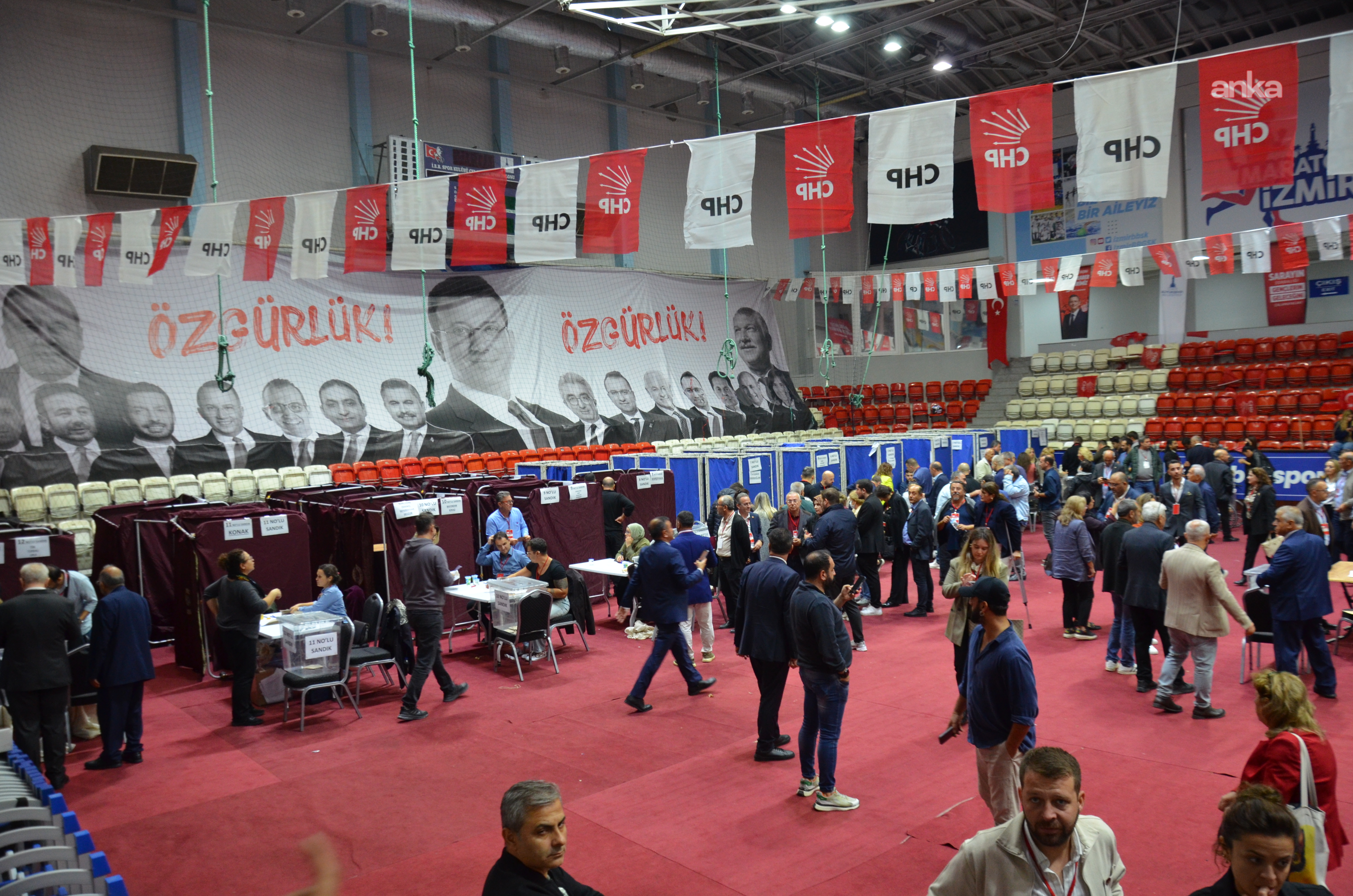 CHP İzmir İl Kongresi’nde delege sandık başında
