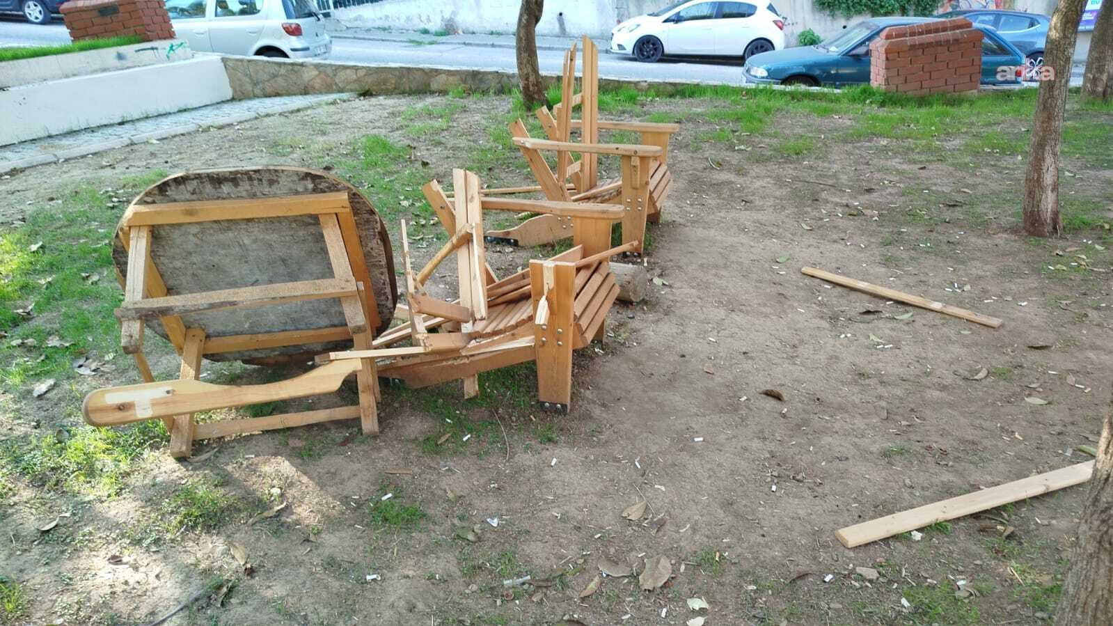 Konak Belediyesi'nin baştan sona yenilediği parktaki banklar paramparça edildi