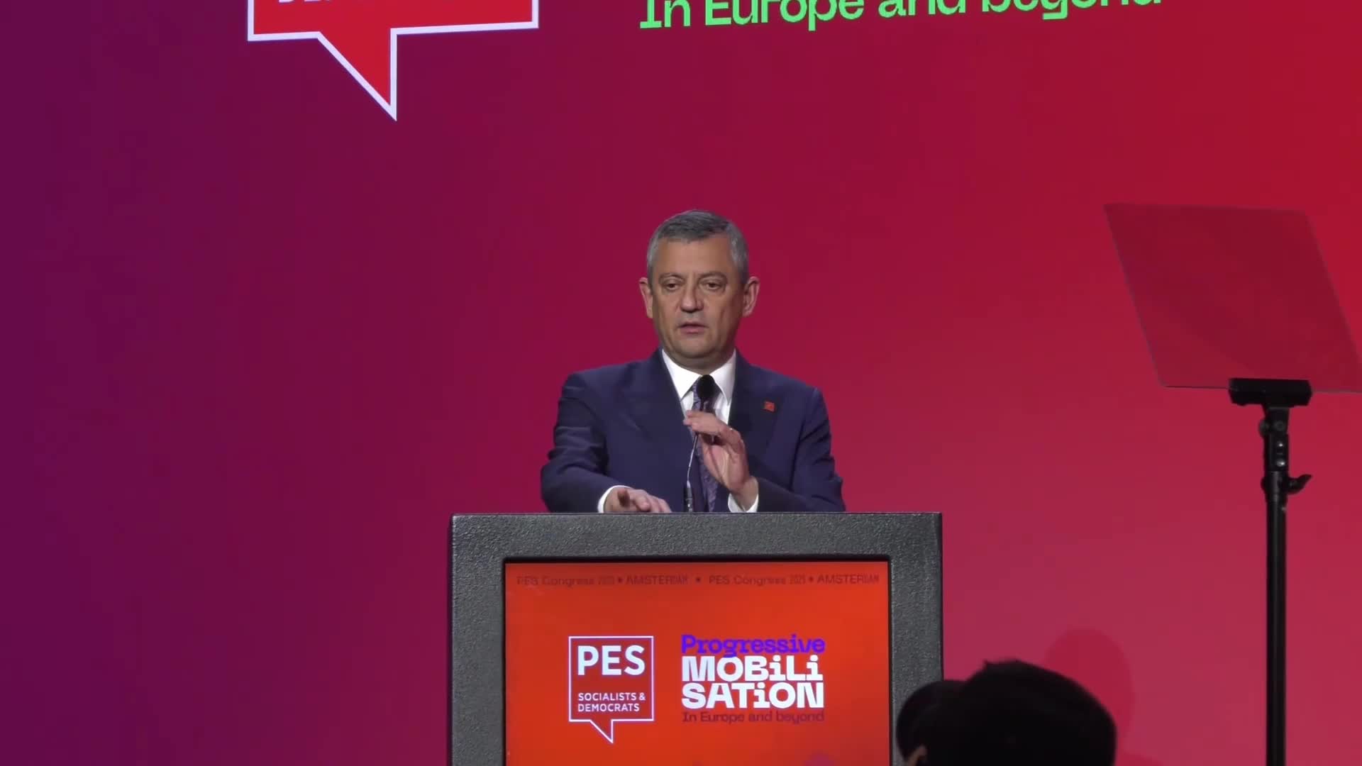 Özgür Özel, Amsterdam’da düzenlenen PES kongresinde konuştu... ““Türkiye’de seçimler bir referandum olacak: Otokrasi mi, demokrasi mi”