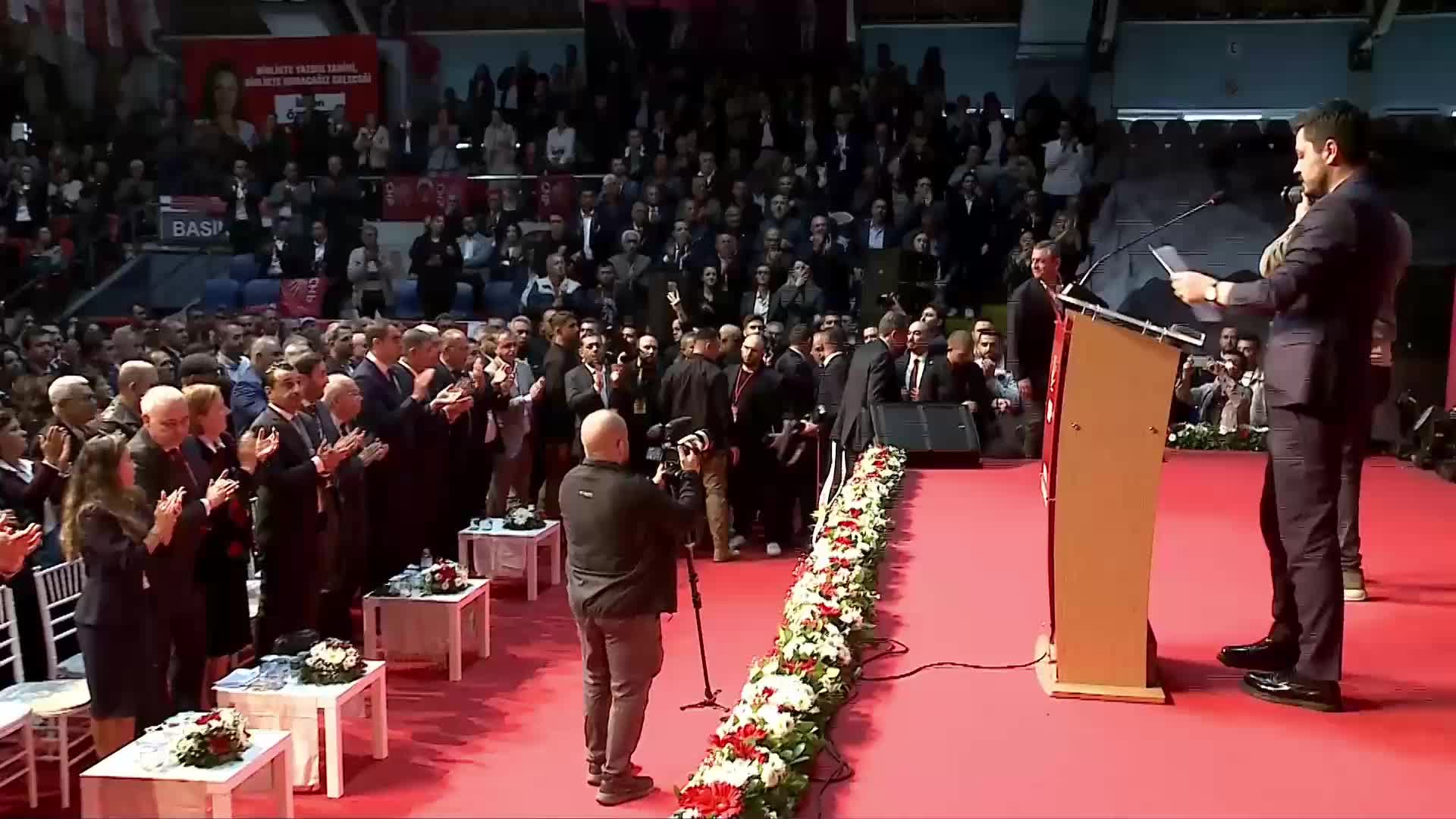 39. Manisa Olağan İl Kongresi... CHP lideri Özel: "Ülkesini seven arkamdan gelsin"