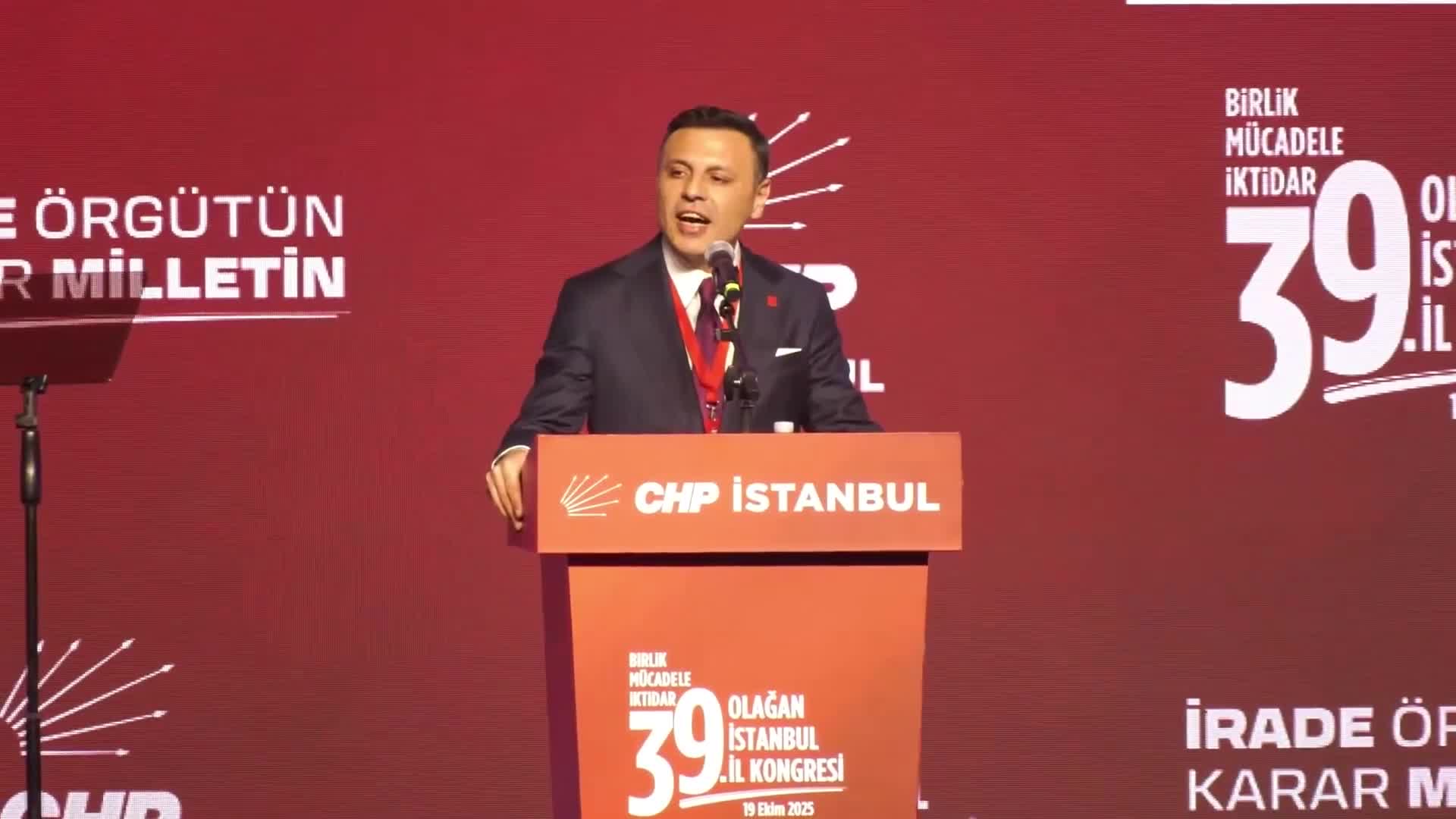 CHP 39. Olağan İstanbul İl Kongresi... Özgür Çelik: “Er meydanı burası. Varsa cesaretiniz aday olun, yarışalım. Gaz sıkıp insanları yaralamakla CHP’li olunmaz”