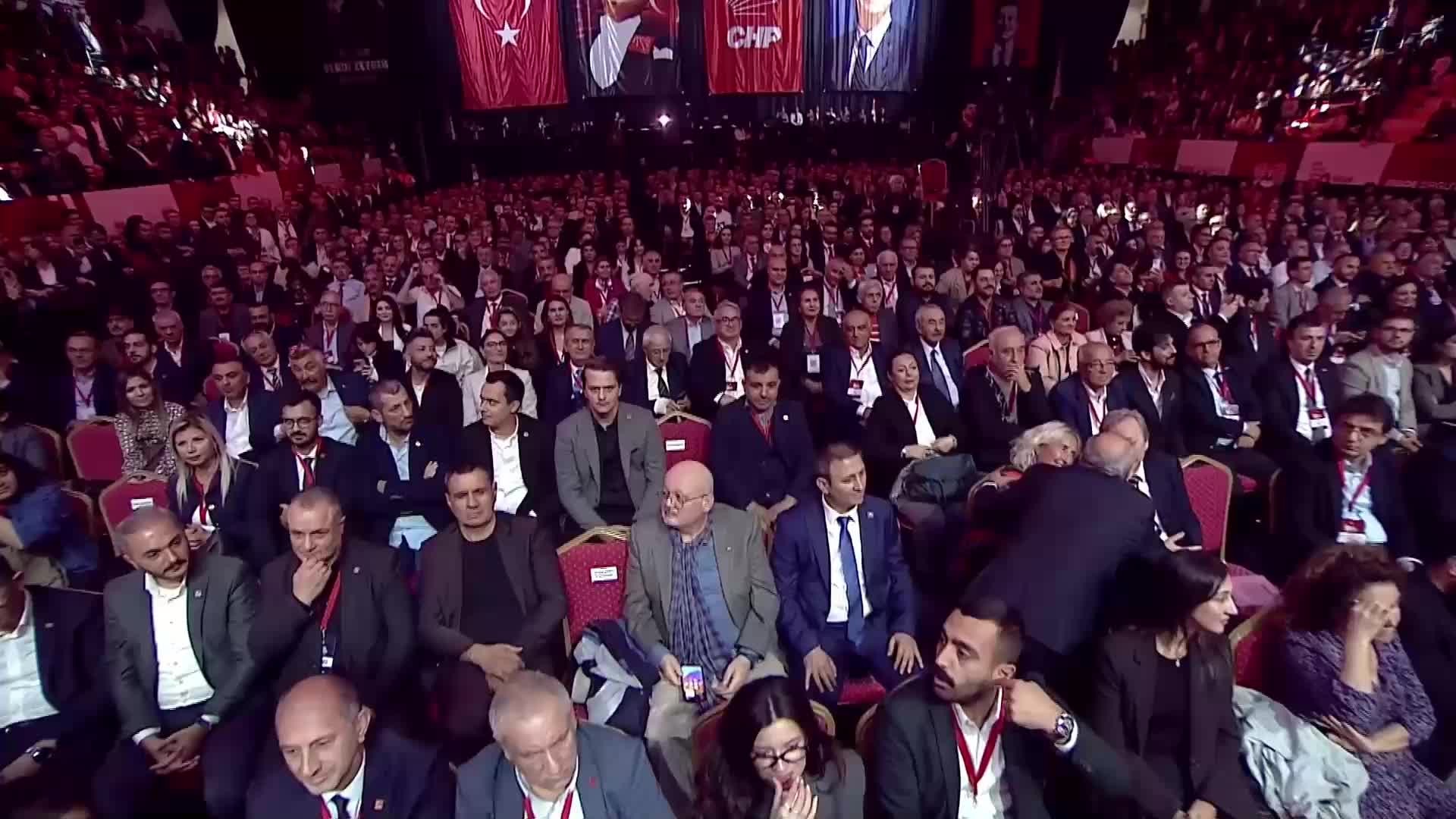 CHP İstanbul 39. Olağan İl Kongresi... Özgür Özel: "Bir tarafta kavgaya muhtaç olanlar, bir tarafta yoksulun ekmek kavgasını verenler var"