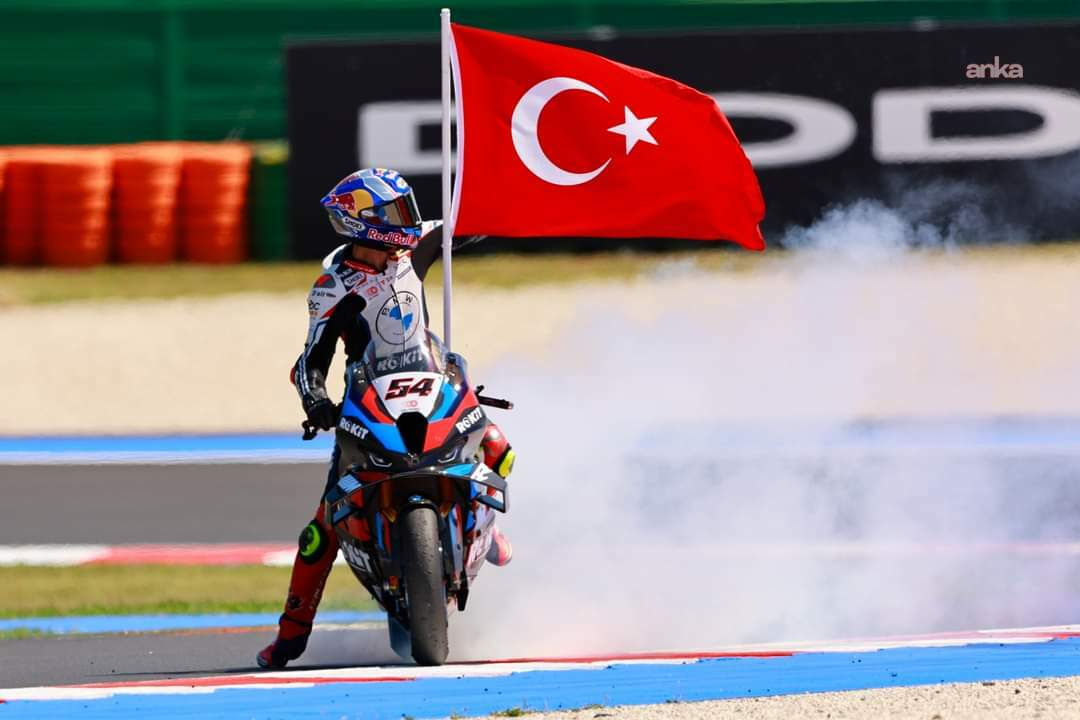 Milli motosikletçi Toprak Razgatlıoğlu, üçüncü kez dünya şampiyonu oldu