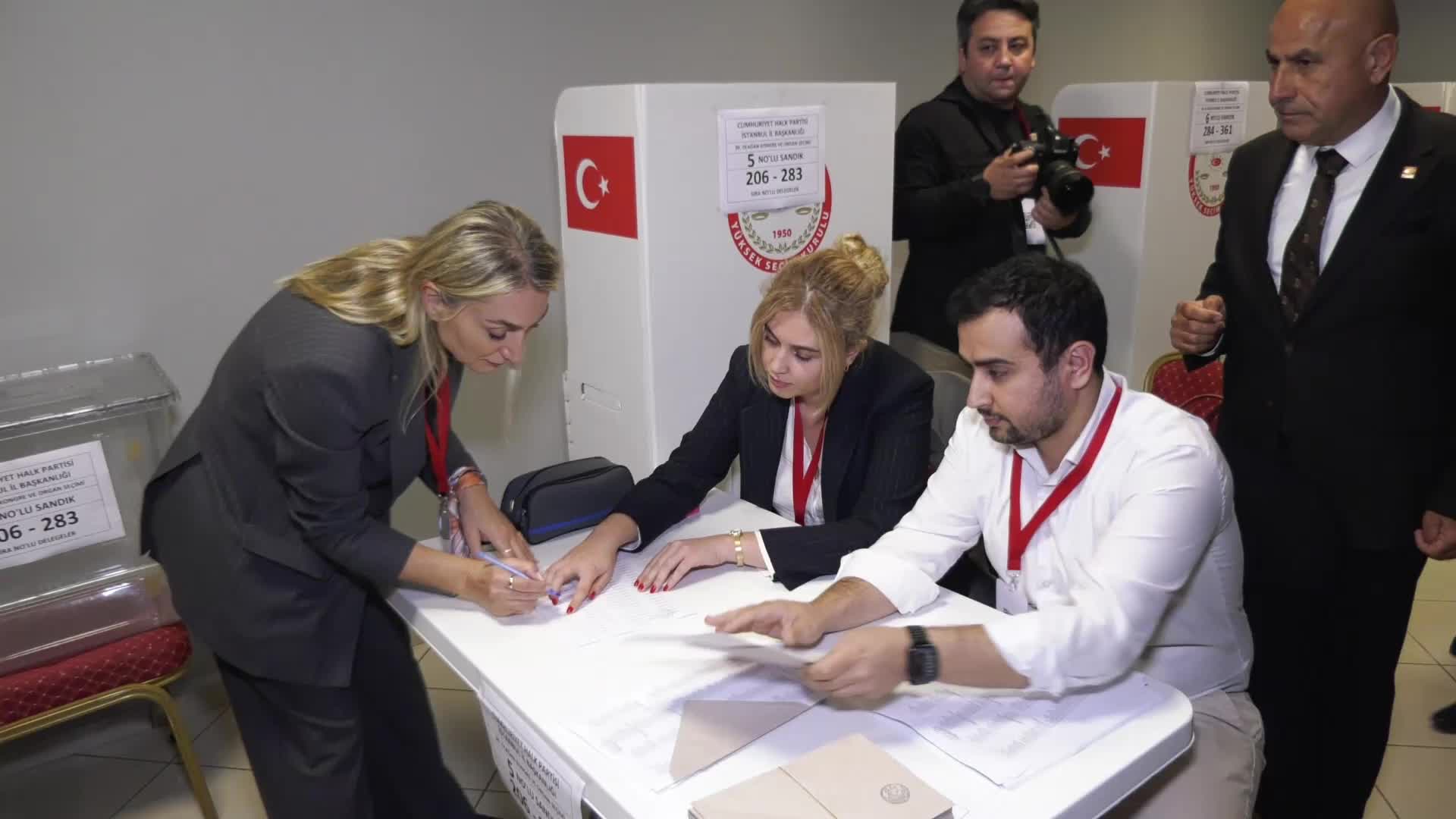 CHP 39. Olağan İstanbul İl Kongresi... Özgür Çelik, sandık başında ANKA’ya konuştu: “Alınmış hukuksuz mahkeme kararları artık konusuz hâle geldi”