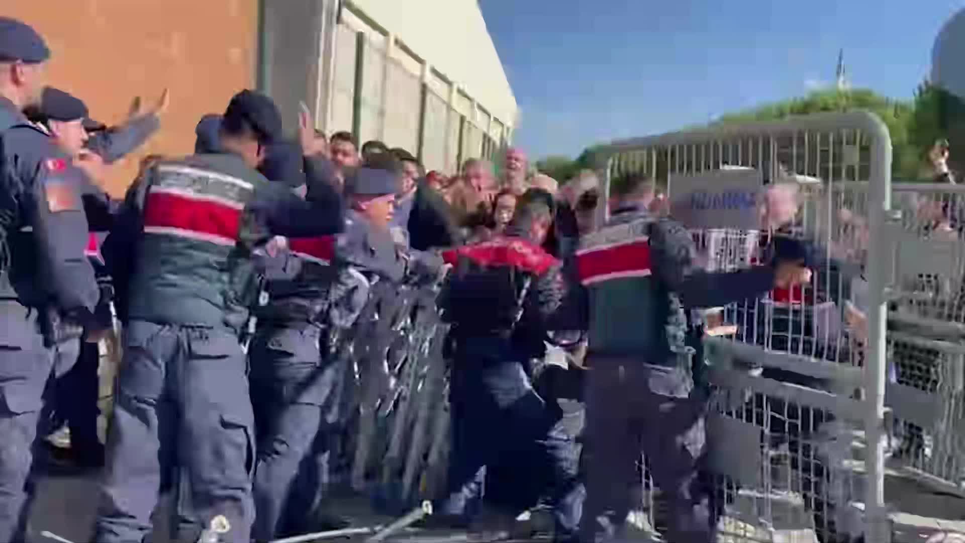 "Diploma Davası" öncesi Silivri'de arbede yaşandı, ezilme tehlikesi geçirenler oldu