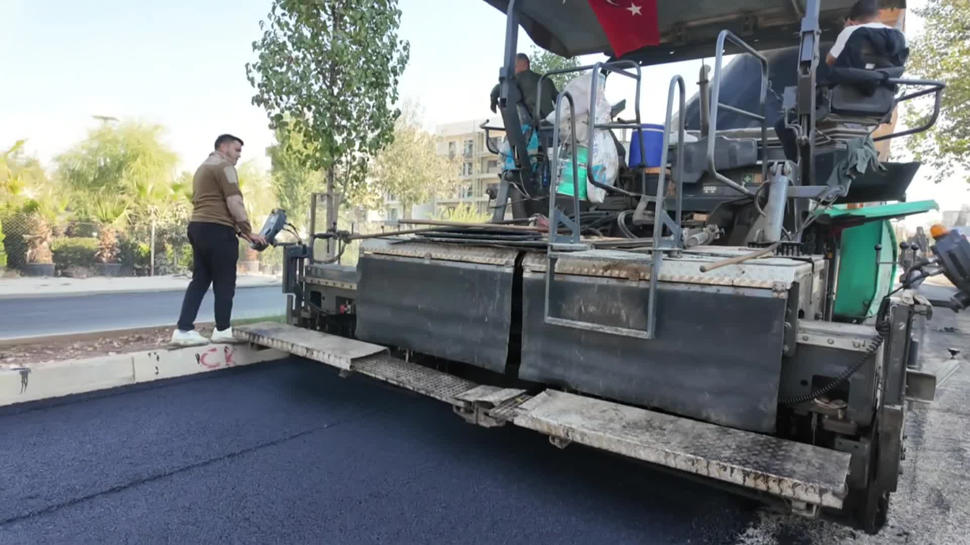 Adıyaman’ın Karapınar Mahallesi’nde devam eden asfalt çalışmalarında son etap başladı