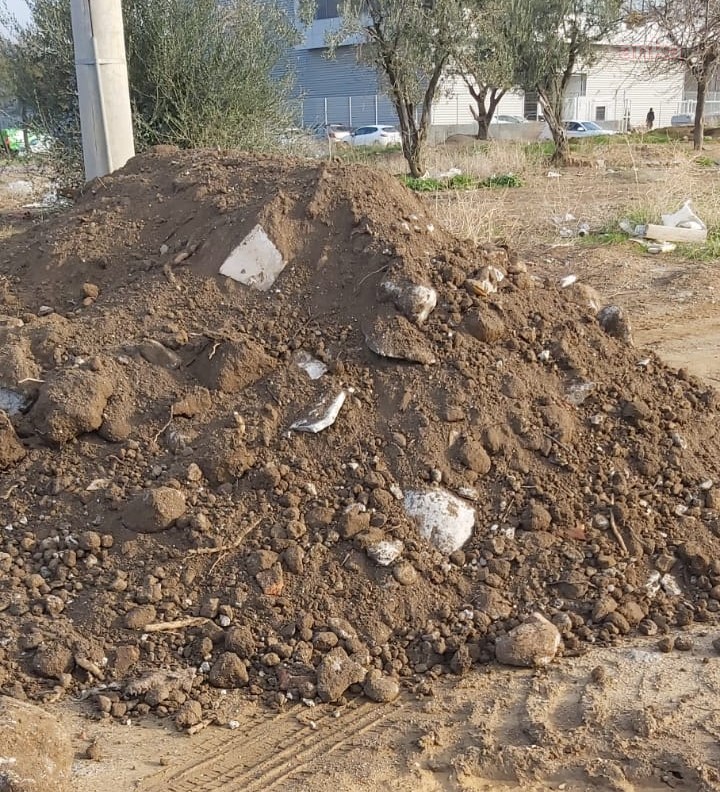 BORNOVA'DA KAÇAK MOLOZA GEÇİT YOK