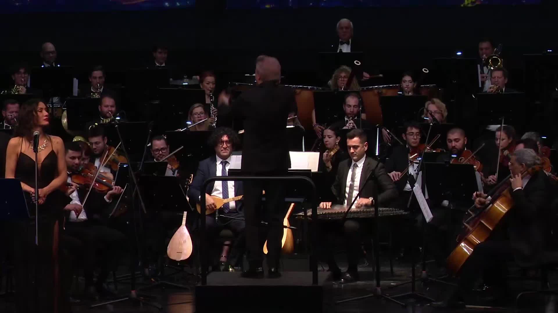 Özgür Özel, Zülfü Livaneli Senfonik Eserleri konserini izledi