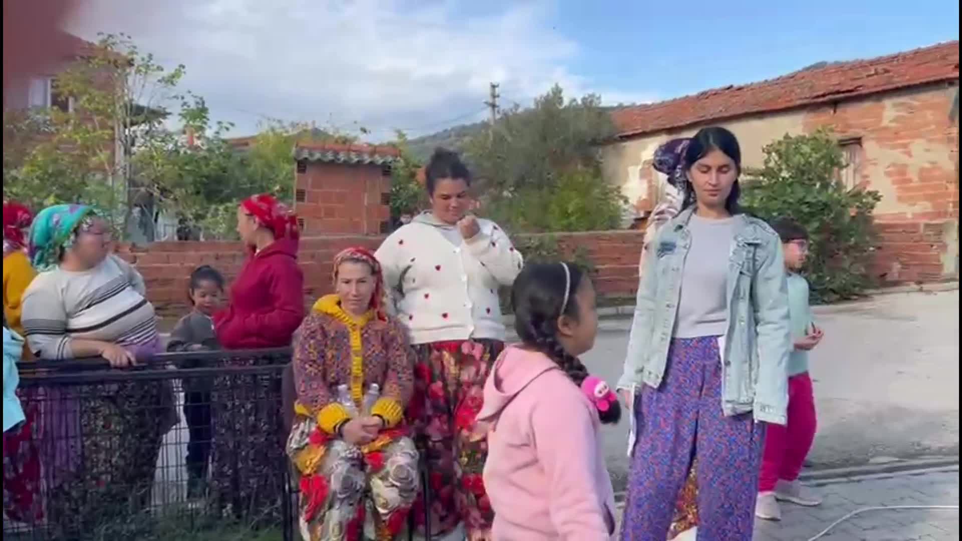 İzmir'in Deliktaş Köyü sakinleri, okullarının kapatılma ihtimaline karşı eylem yaptı... Öğrenci velisi: "4 öğrenci eksik olduğu gerekçesiyle birleştirilmiş sınıf uygulamasına geçiliyor"