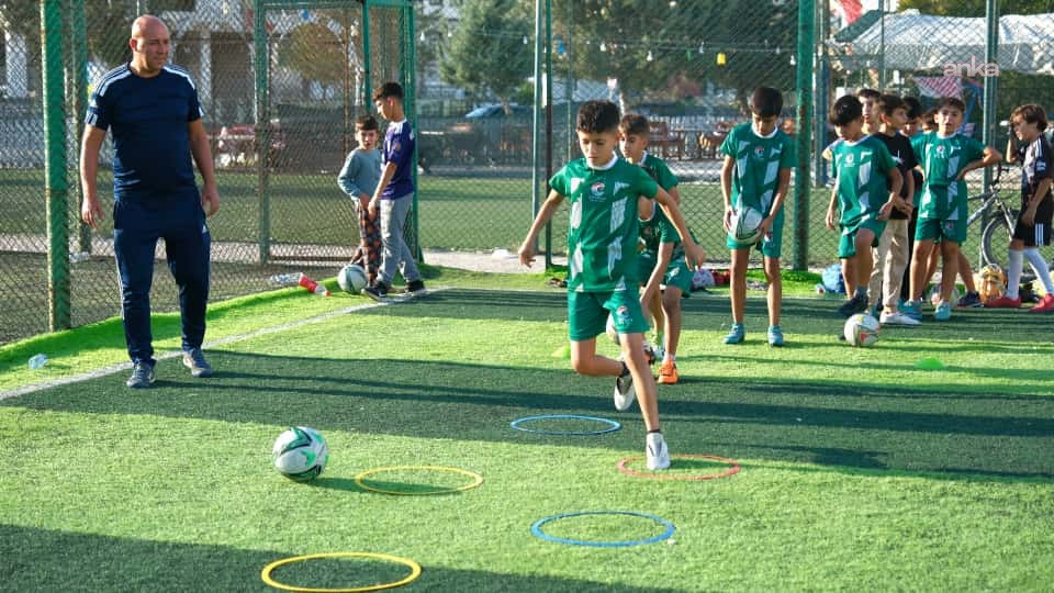 Ceyhan Belediyesi’nin ücretsiz futbol kursları yoğun ilgi görüyor