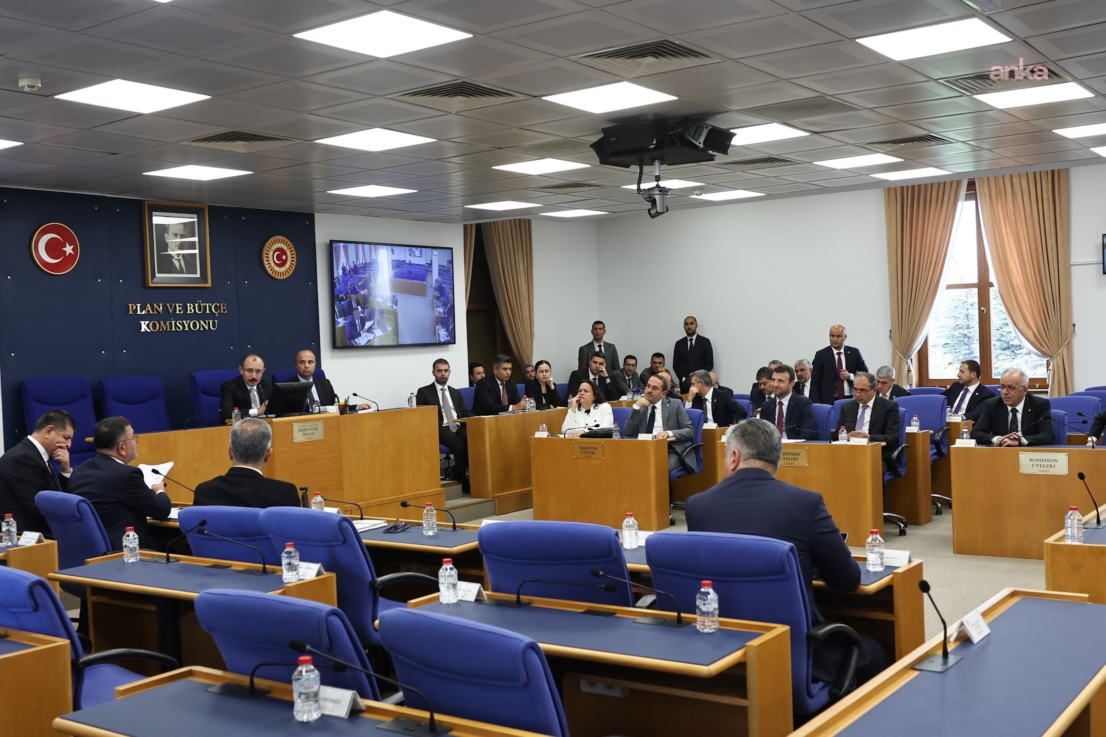 TBMM'de AK Parti grubunda “emlak vergisi” toplantısı… Emlak vergilerindeki yüksek artışları sınırlayan düzenlemenin yarın Plan ve Bütçe Komisyonu’na getirilmesi planlanıyor