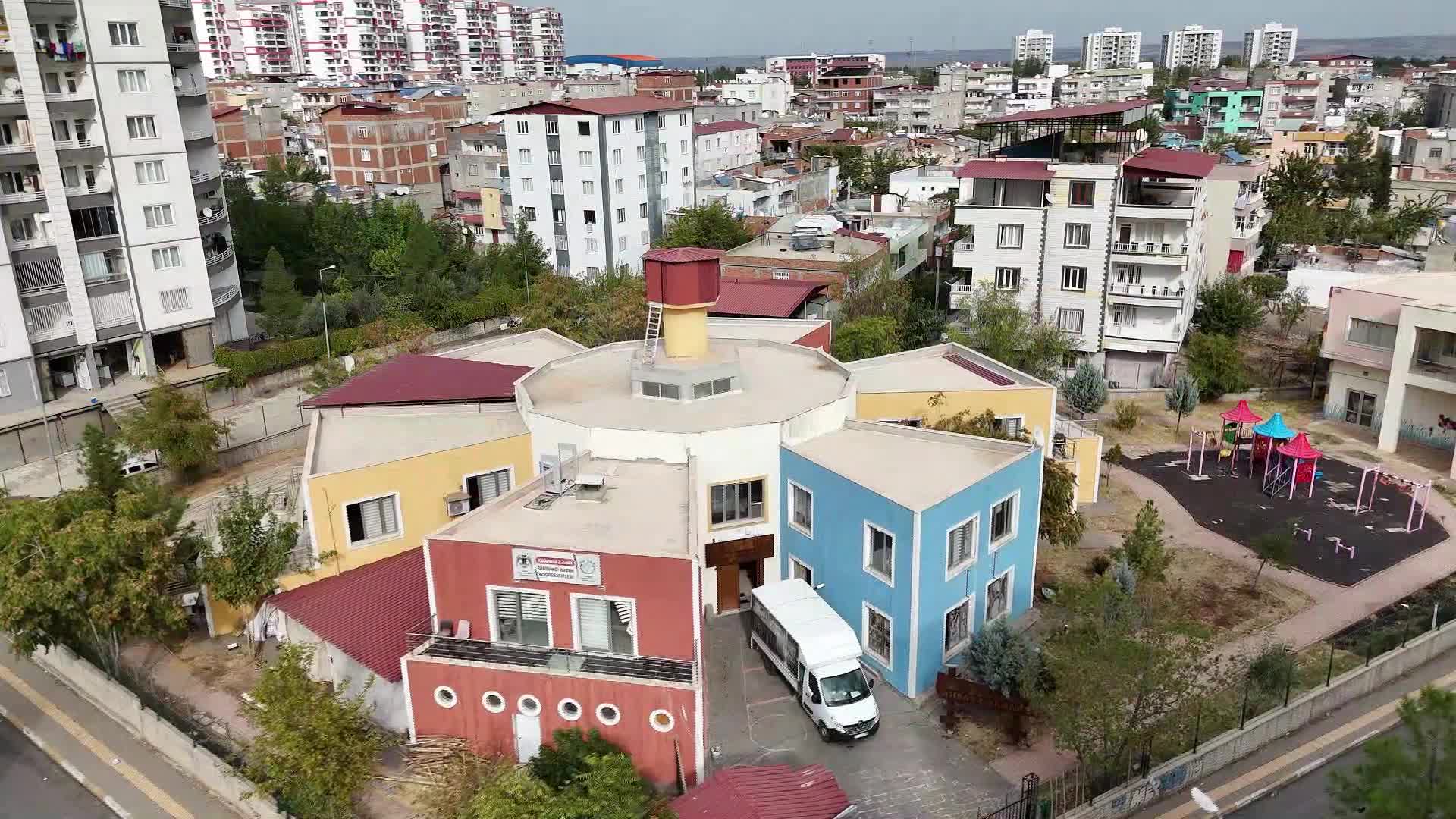 Diyarbakır’da kayyumun SYDV'ye devrettiği bina yıllık bin liraya kooperatife kiralandı.... Kayapınar Belediye Başkan Yardımcısı Güneş: "Bu binayı 100 milyona ihale edip yapamayız"