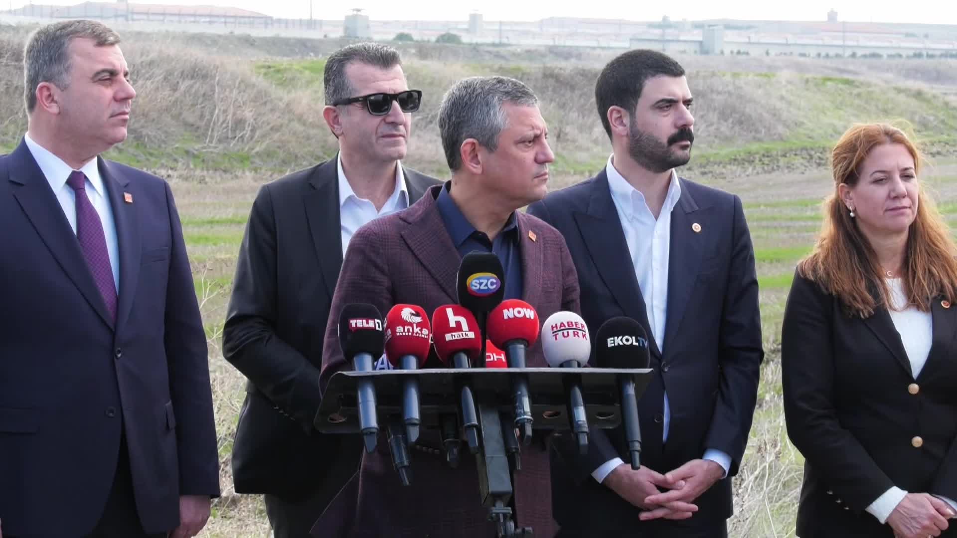 Özel’den yeni iptal davası başvurularına yanıt: "Bu beyhude işlerle uğraşmaya devam etsinler. Özgür Özel’i çok az tanımış, yakından tanıtacağım kendisine"