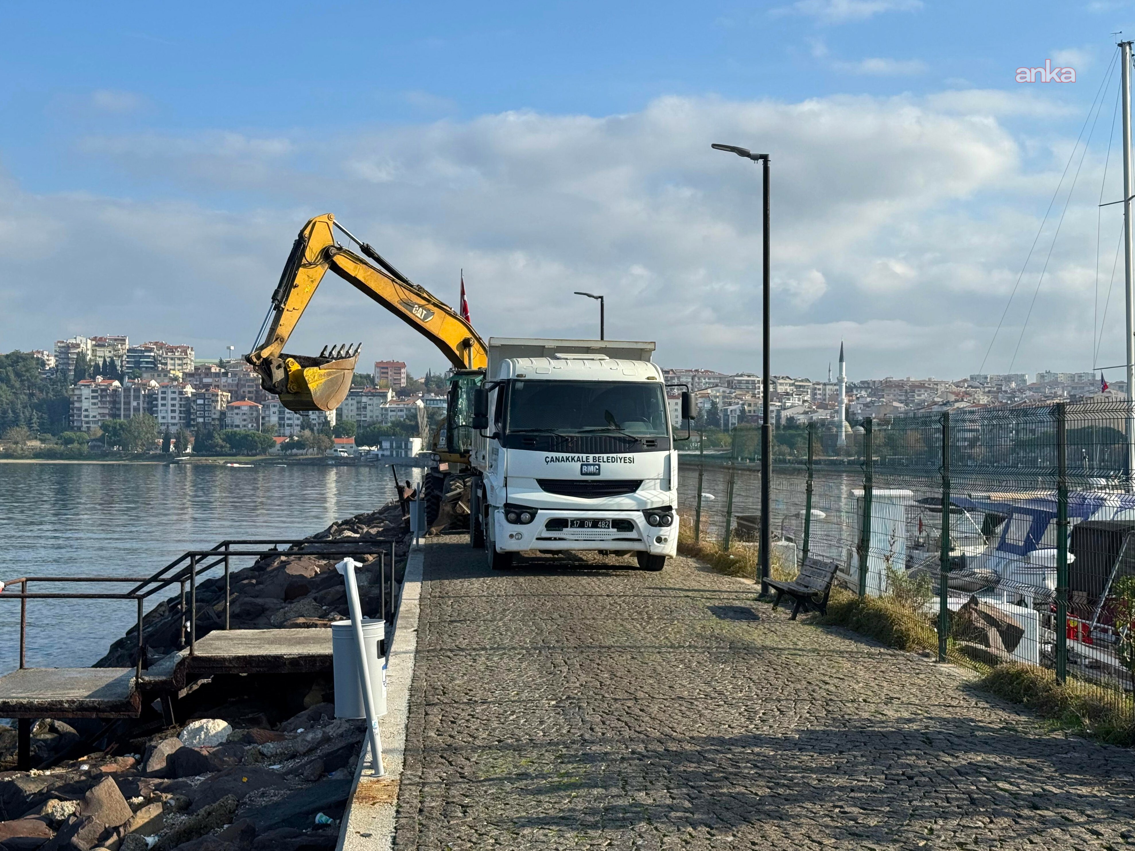Çanakkale Belediyesi, Yat Limanı'ndaki seyir teraslarını yeniliyor