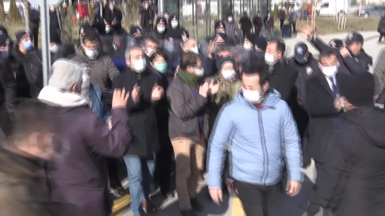 ÖZLÜK HAKLARINI İSTEYEN SAĞLIKÇILARA KALKANLI ENGEL