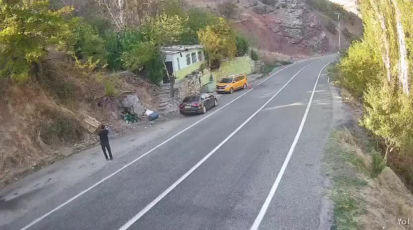 Tunceli-Erzincan karayoluna dağdan kopan kaya yuvarlandı, facianın eşiğinden dönüldü